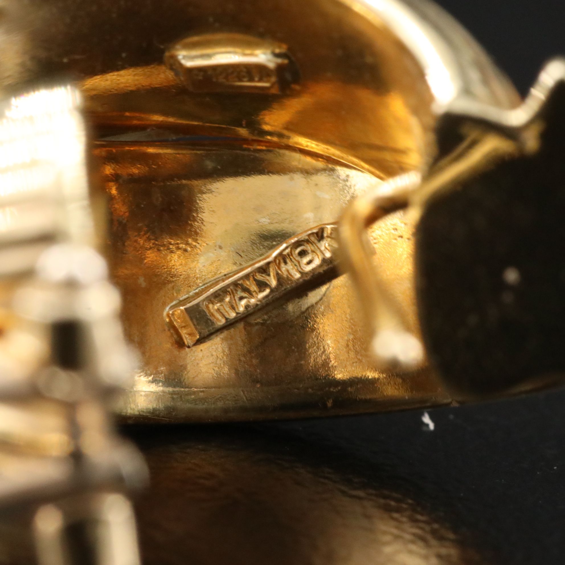 Roberto Coin 18K Fluted Crossover Hoop Earrings