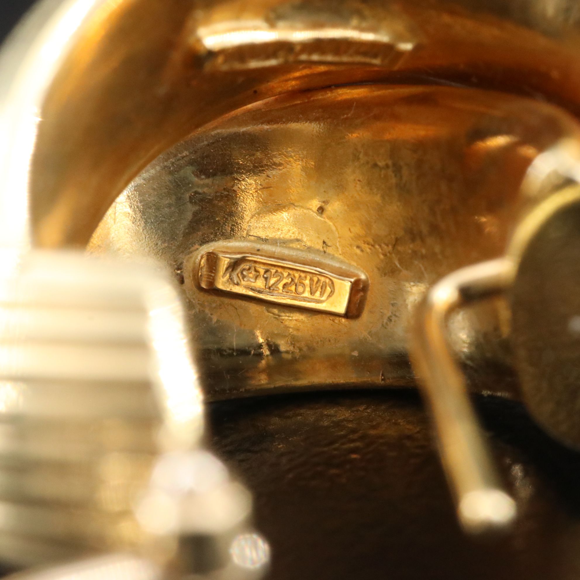 Roberto Coin 18K Fluted Crossover Hoop Earrings