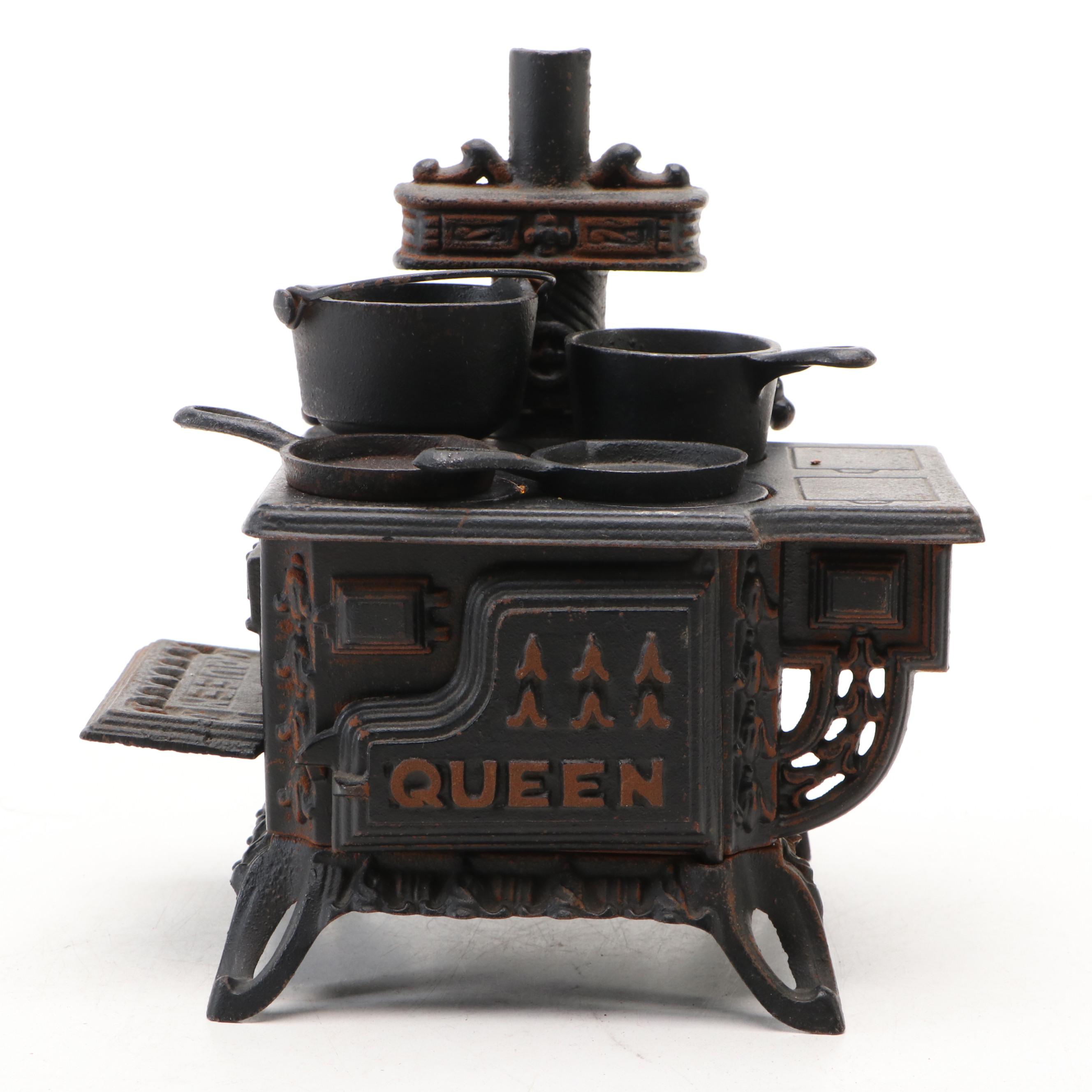 Queen Miniature Cast Iron Stove with Pots and Pans, 20th Century