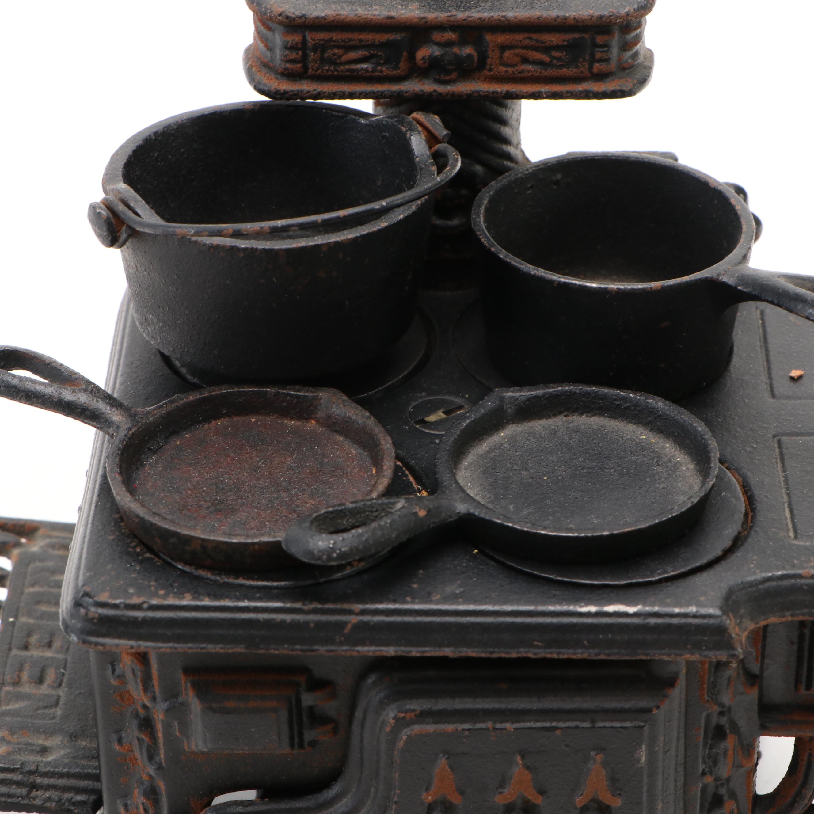 Queen Miniature Cast Iron Stove with Pots and Pans, 20th Century