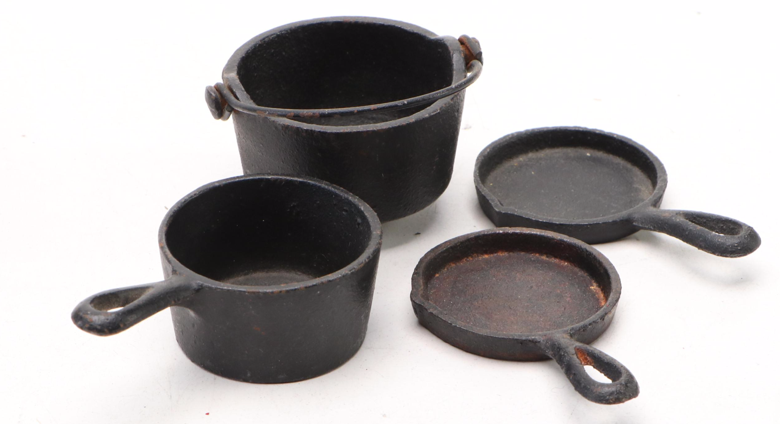 Queen Miniature Cast Iron Stove with Pots and Pans, 20th Century