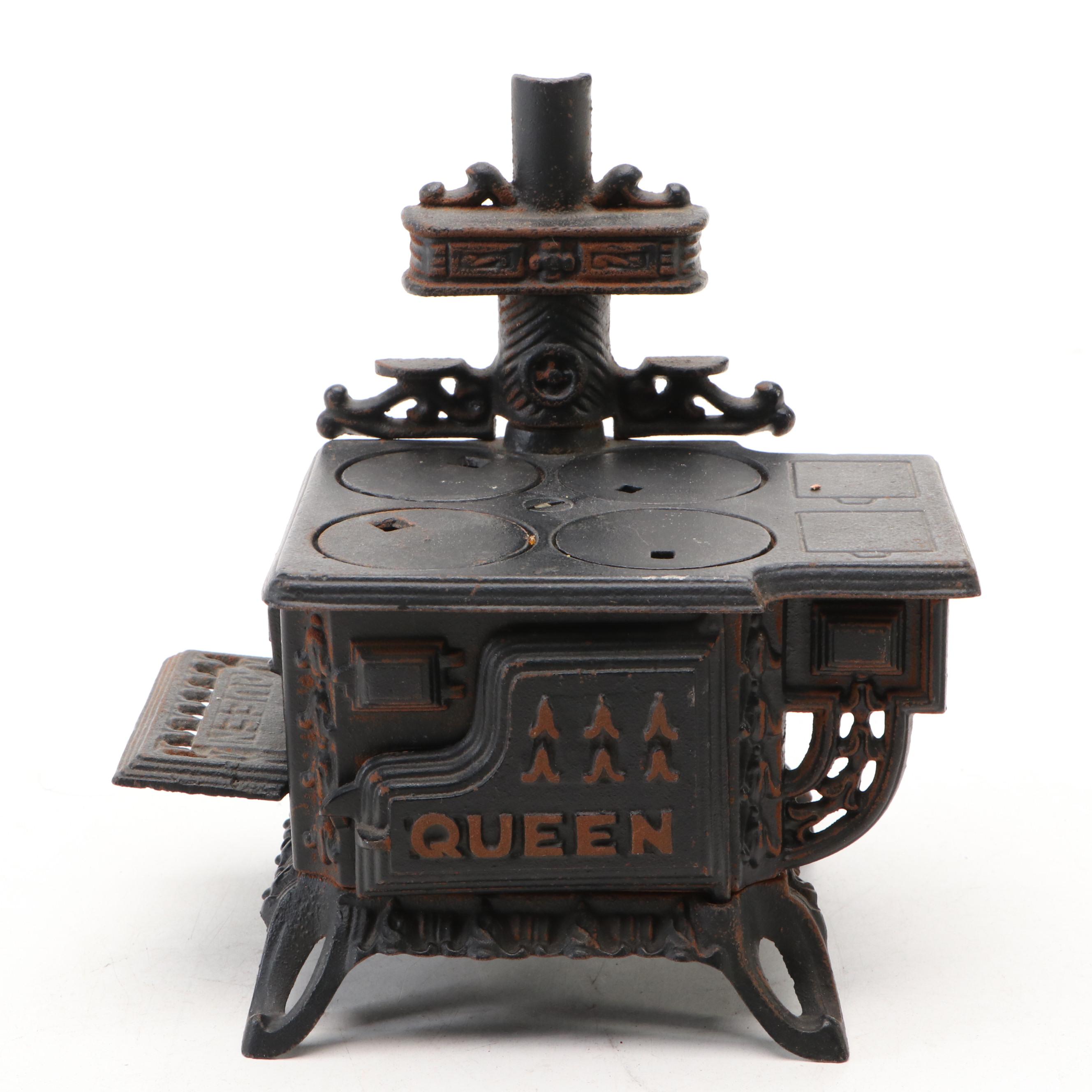 Queen Miniature Cast Iron Stove with Pots and Pans, 20th Century