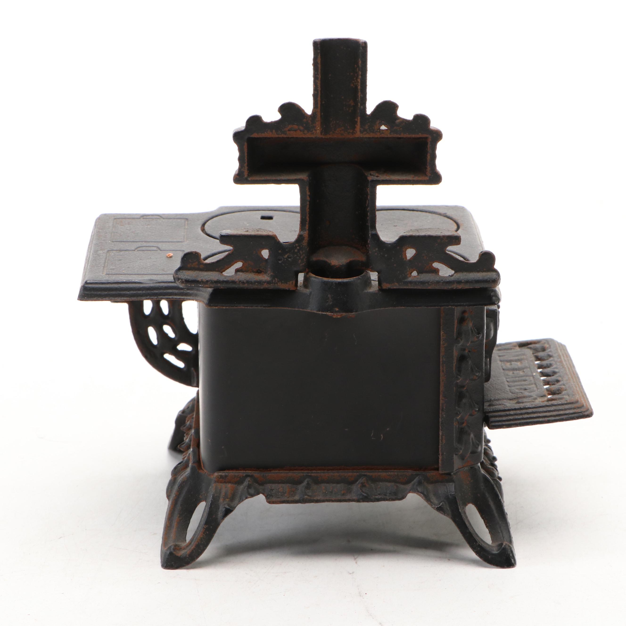Queen Miniature Cast Iron Stove with Pots and Pans, 20th Century
