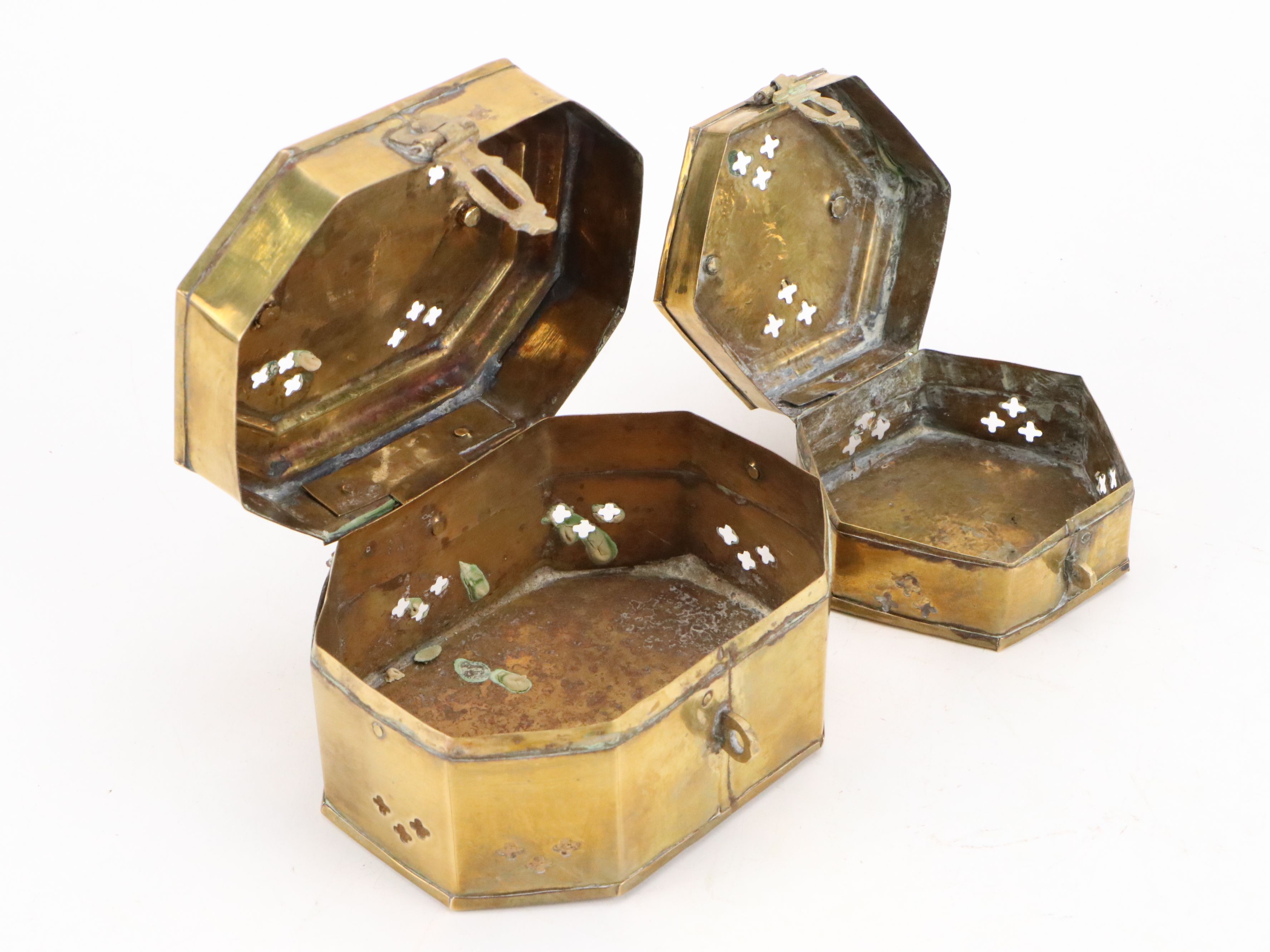 Victorian Style Brass Lamp, Brass Cricket Boxes, Silent Butler and Other Décor