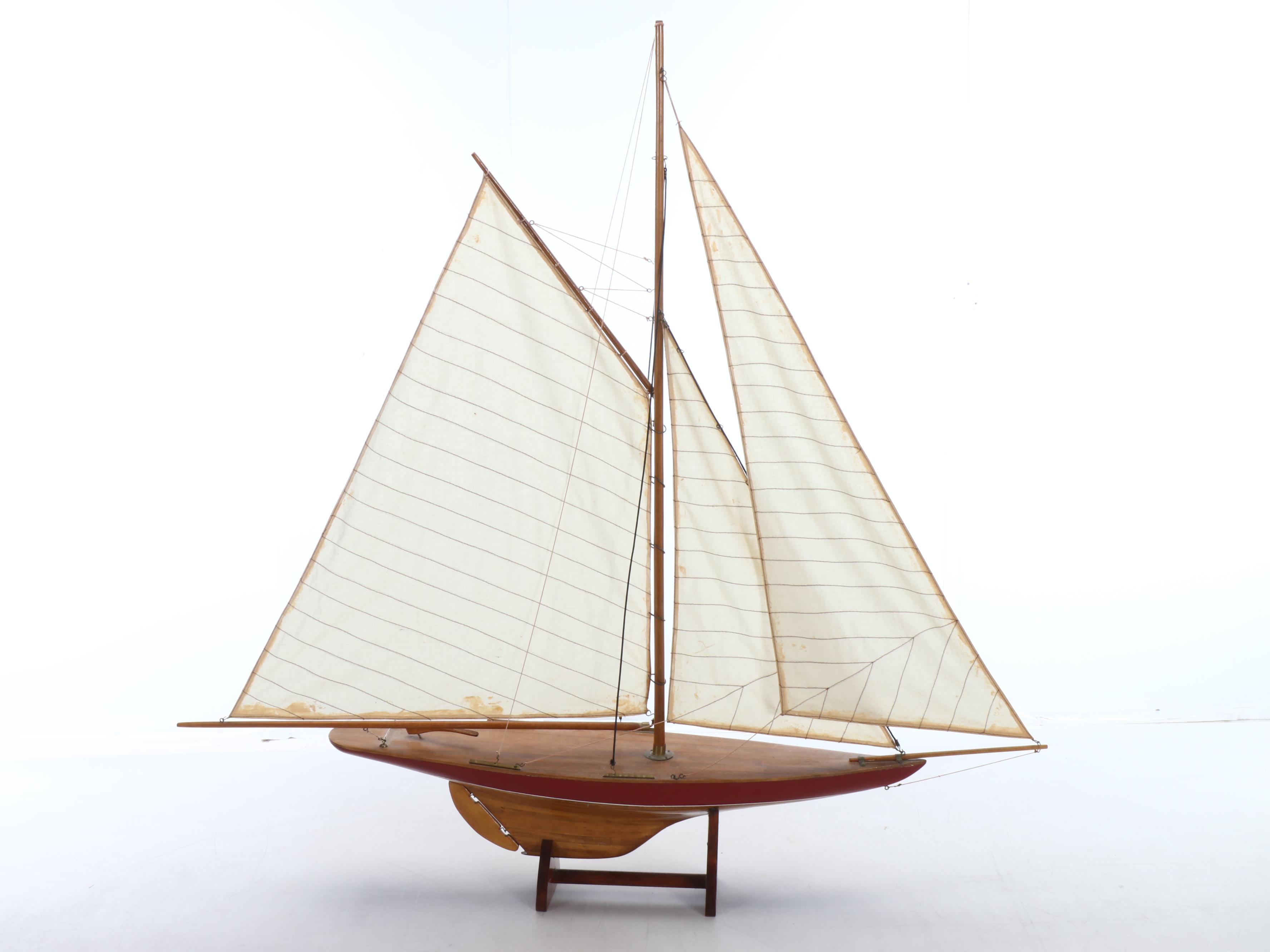 Solid Wood Deck Defender Pond Yacht Model Sailboat, Mid to Late 20th Century