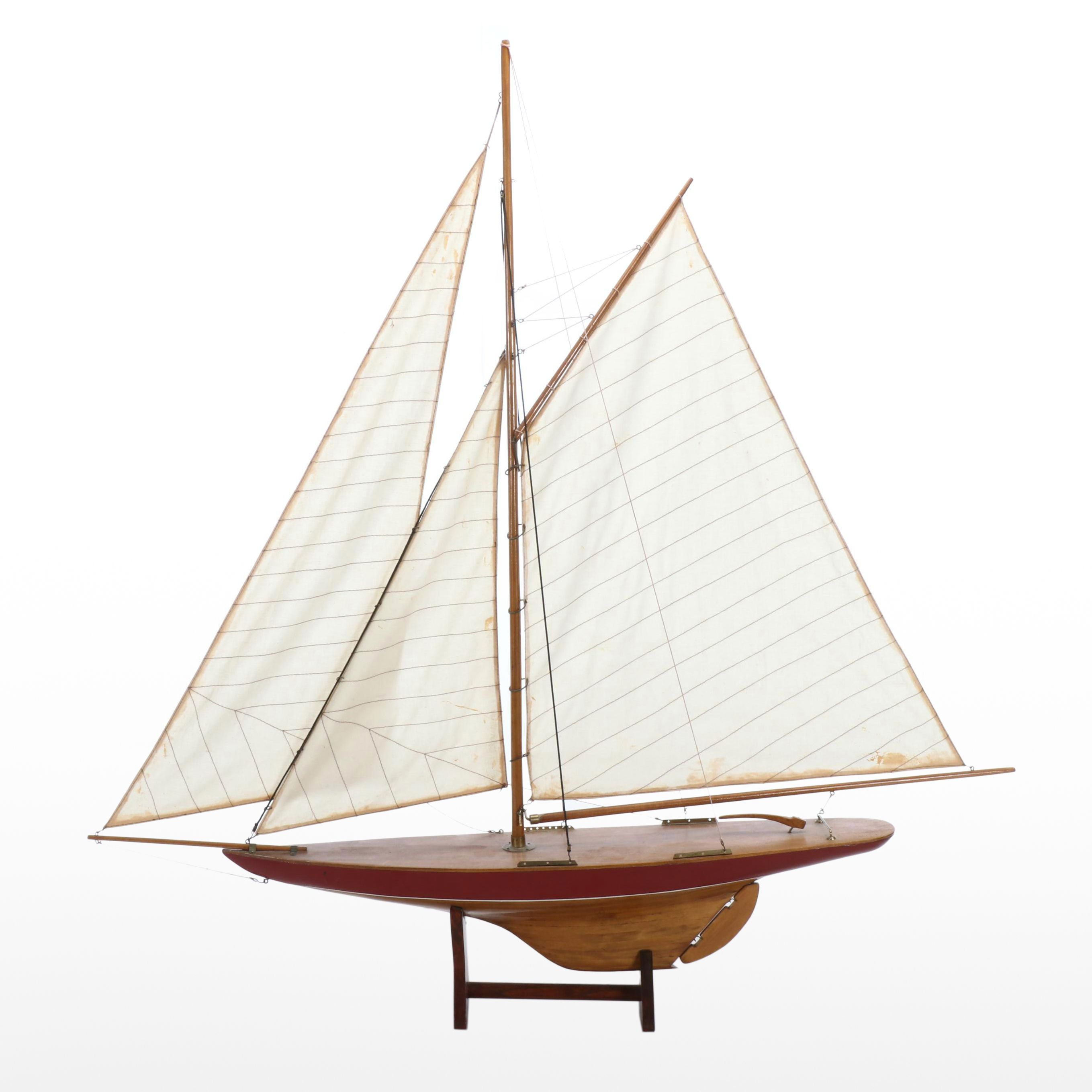 Solid Wood Deck Defender Pond Yacht Model Sailboat, Mid to Late 20th Century