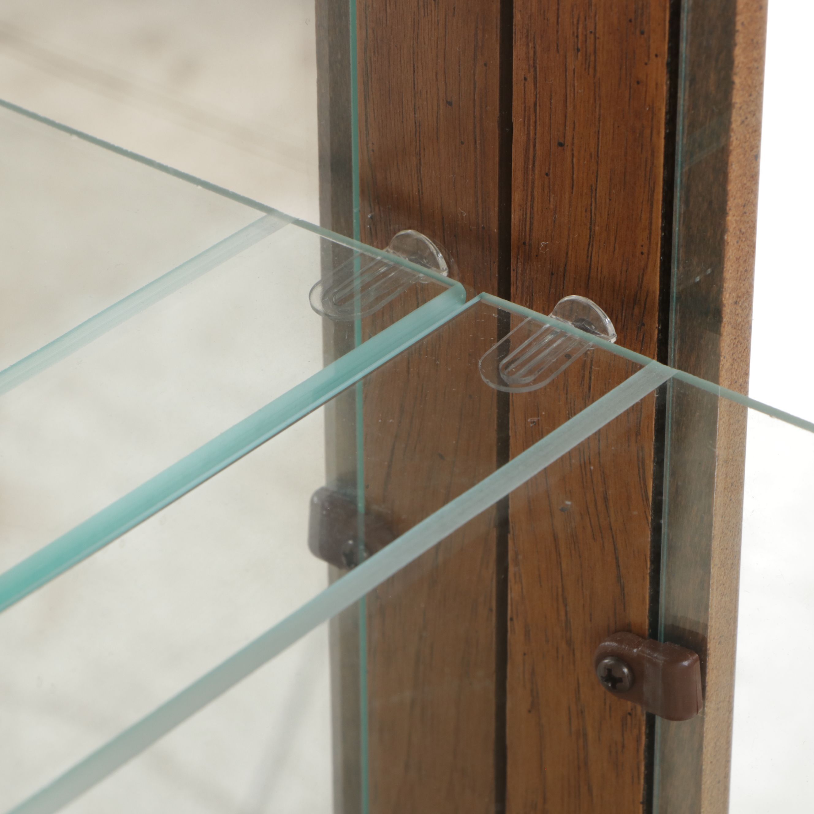 Pulaski Furniture Illuminated Walnut Curio Cabinet, Late 20th Century