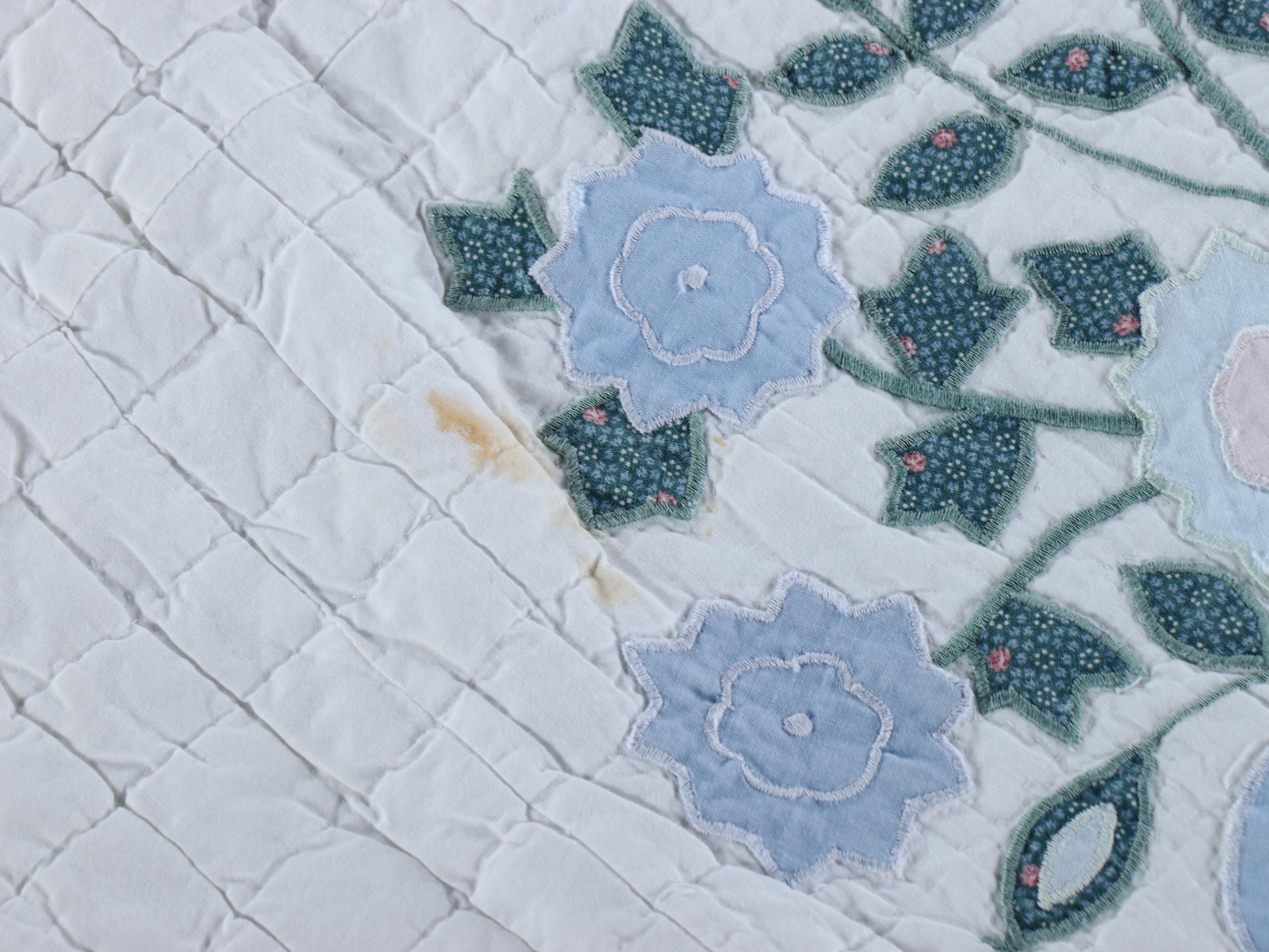 Arch Quilts Floral Appliqué Quilt with Scalloped Edges, Late 20th Century