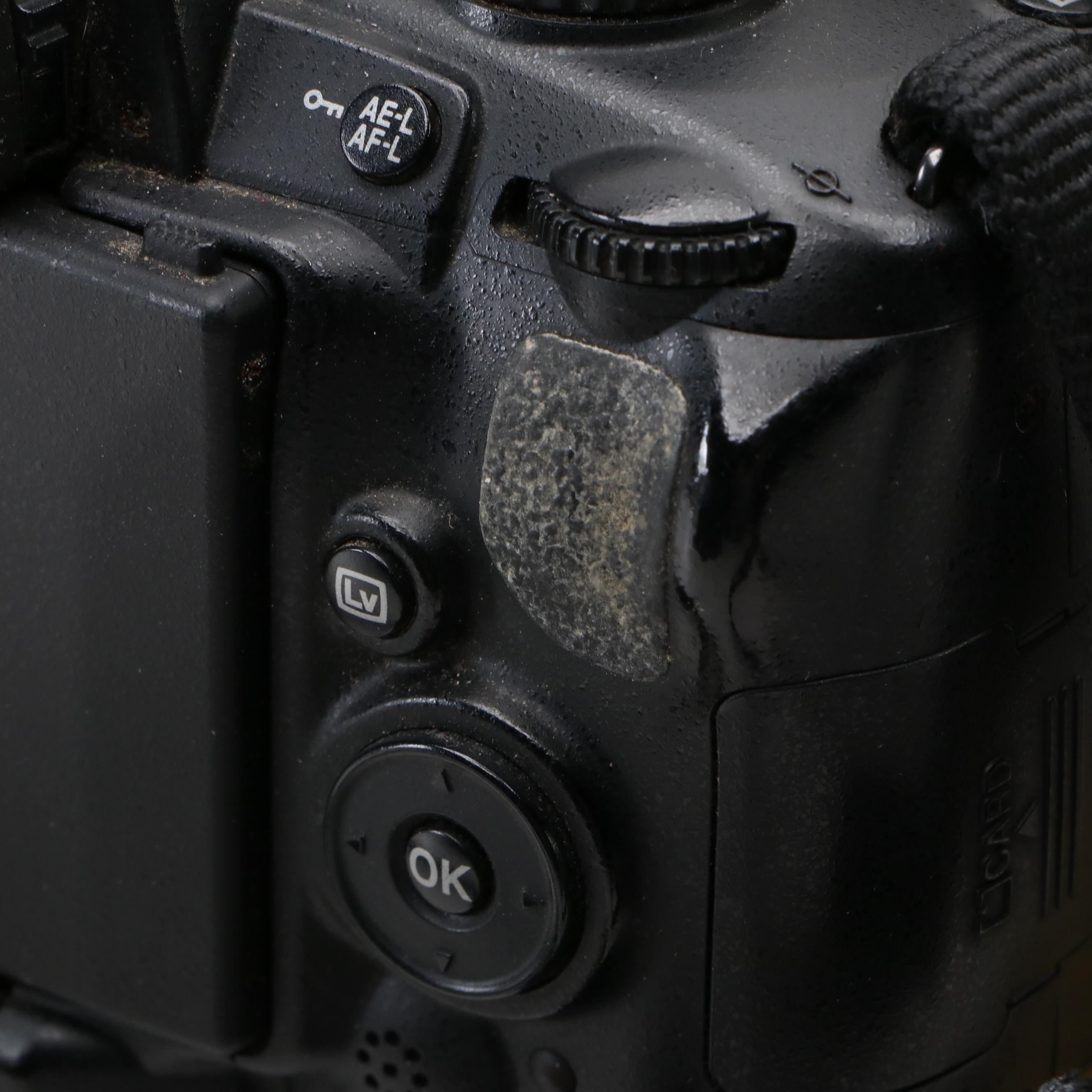 Nikon D5000 DSLR Camera with Lens and Camera Bag