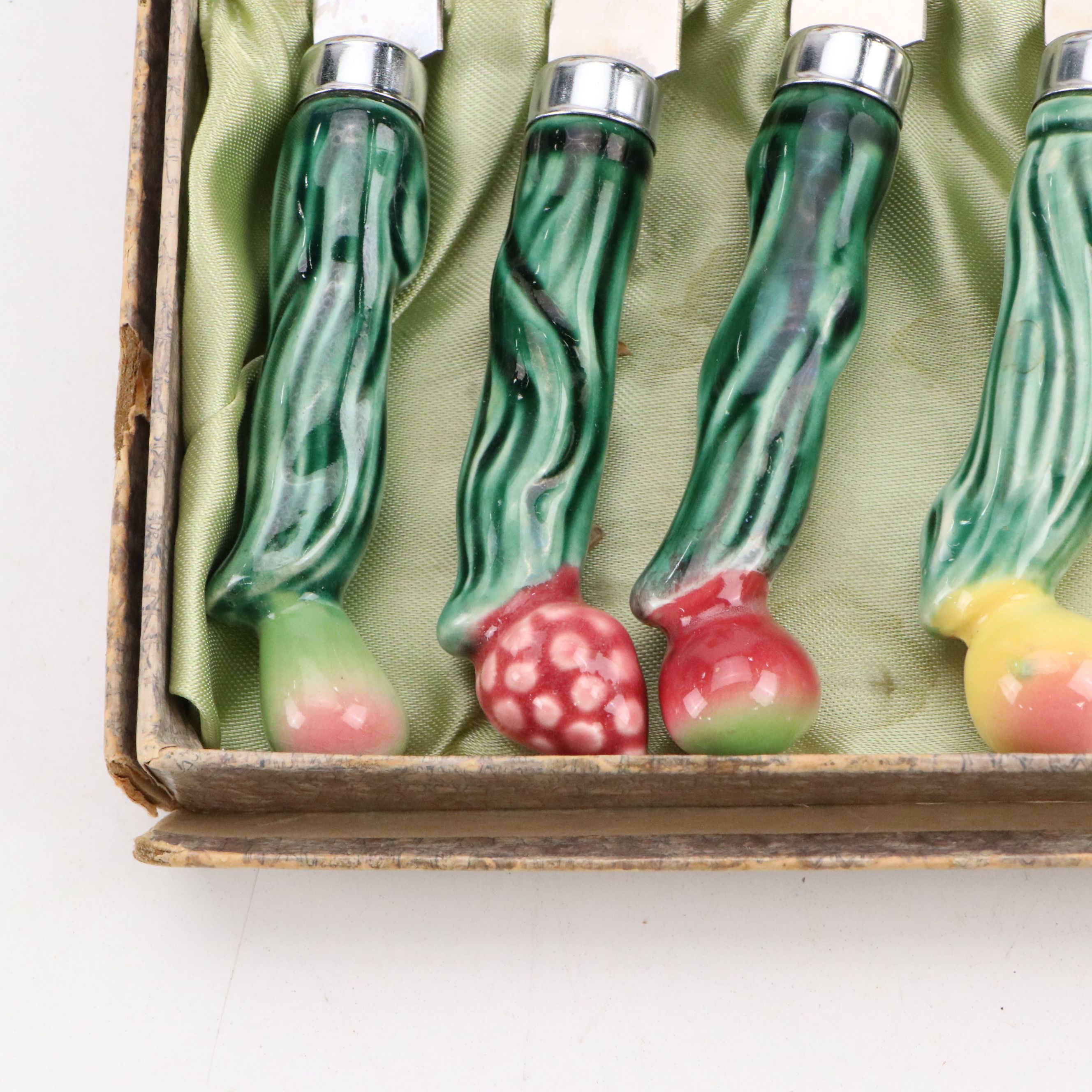 Vintage Embroidered Fruit Napkins with Cardinal Ceramic Handled Knives