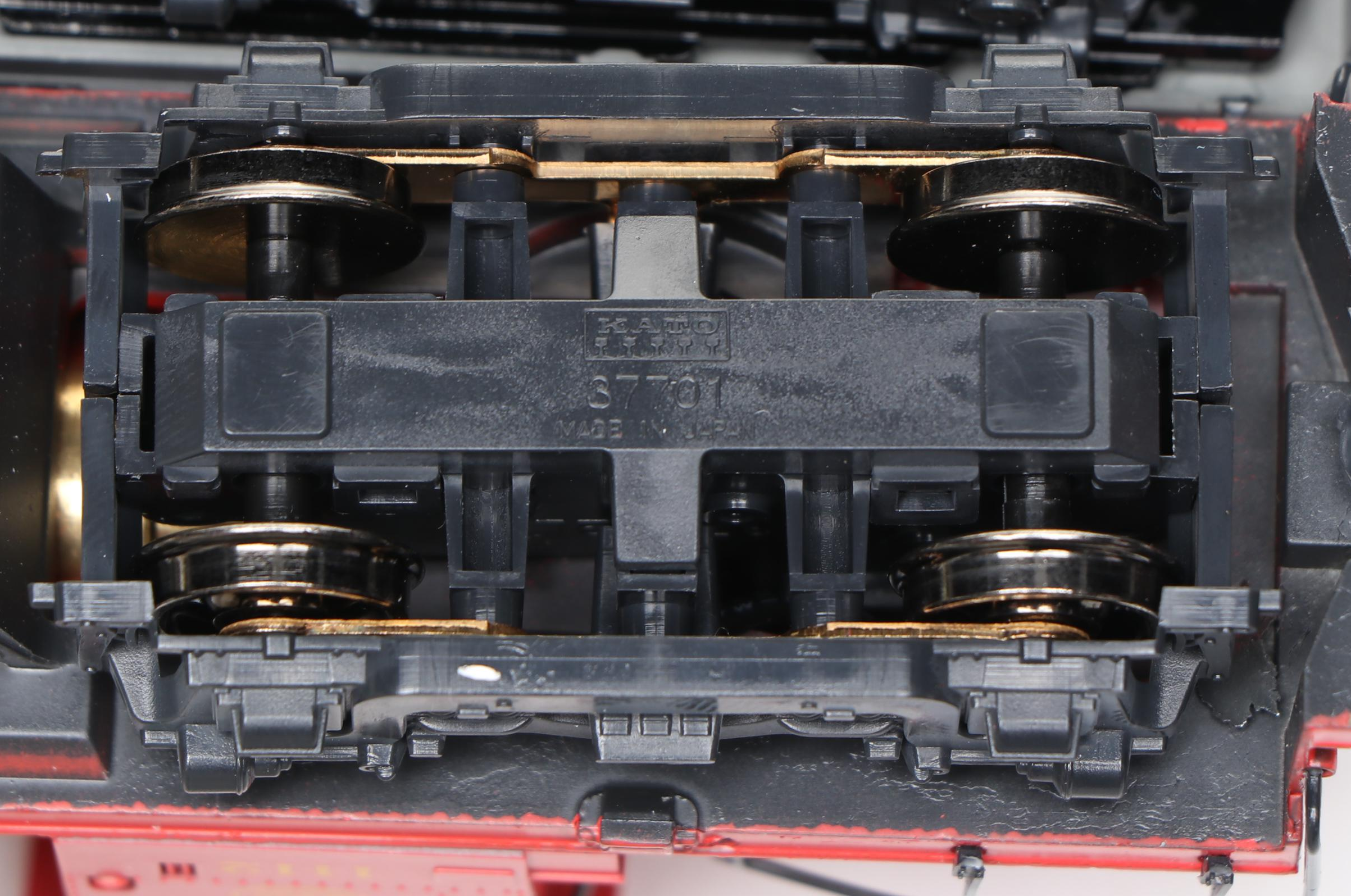 Atlas HO Scale Trains with Walthers "Southern" 6250 Locomotive