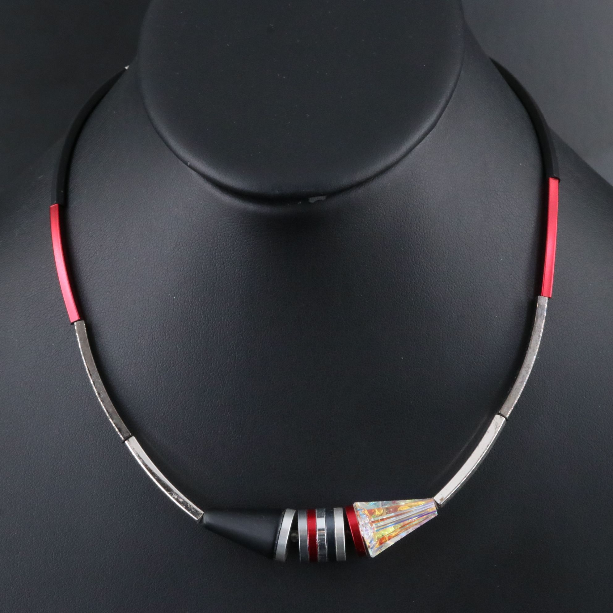 Coeuer de Lion Crystal and Resin Necklace