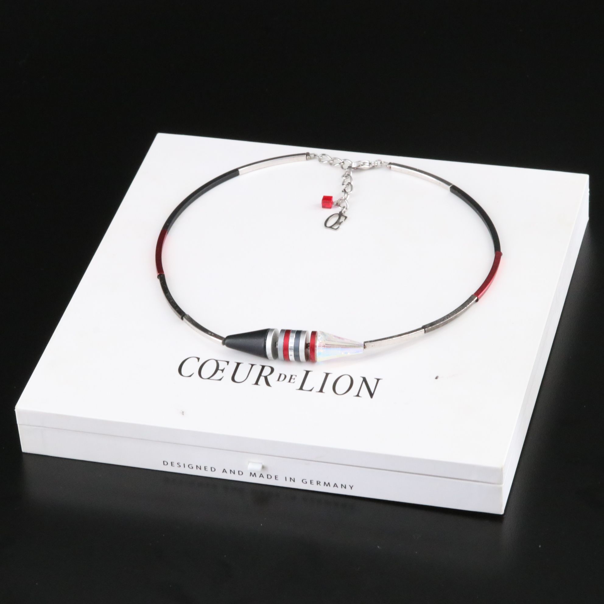 Coeuer de Lion Crystal and Resin Necklace