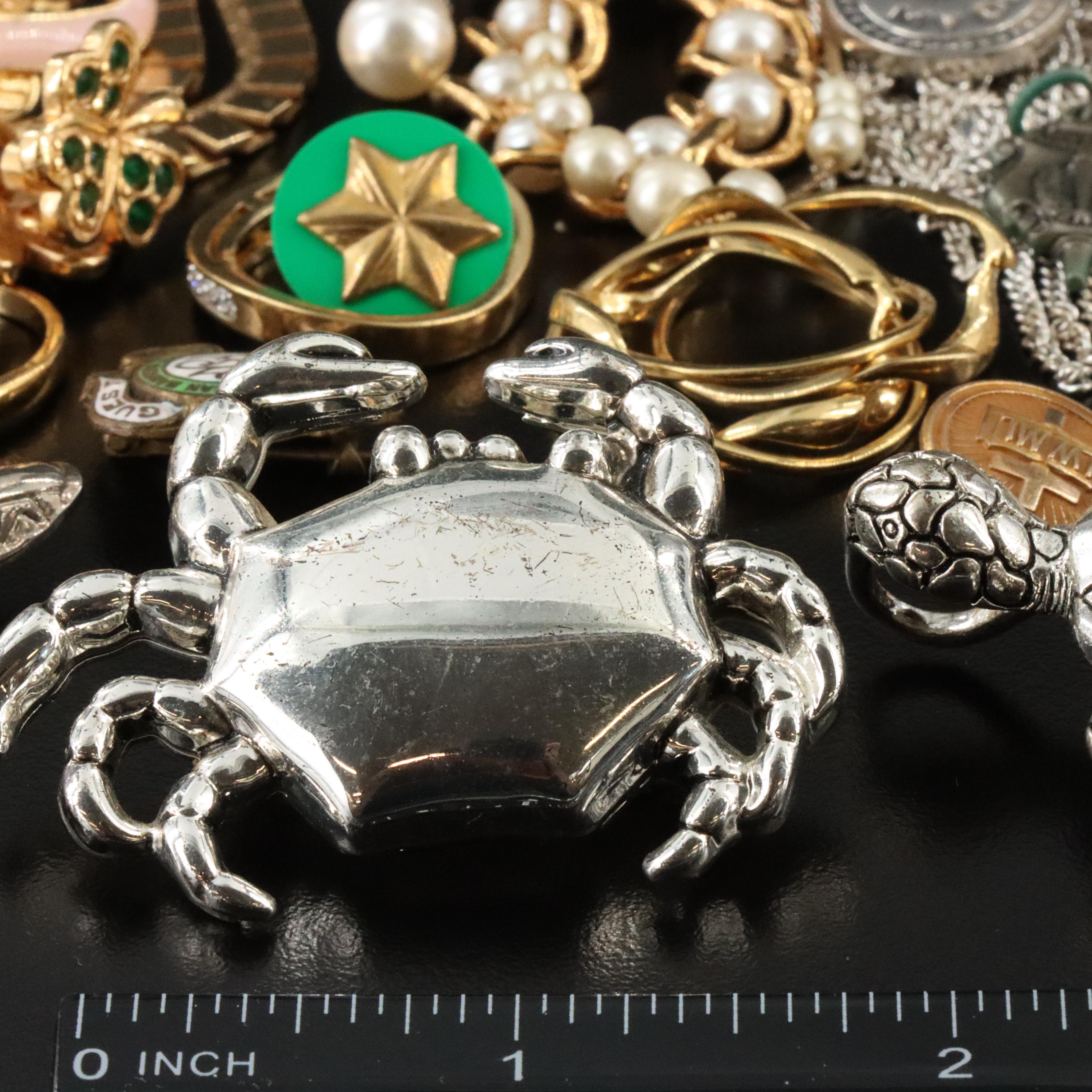 Spinel, Agate and Trifari Featured in Vintage Jewelry Collection