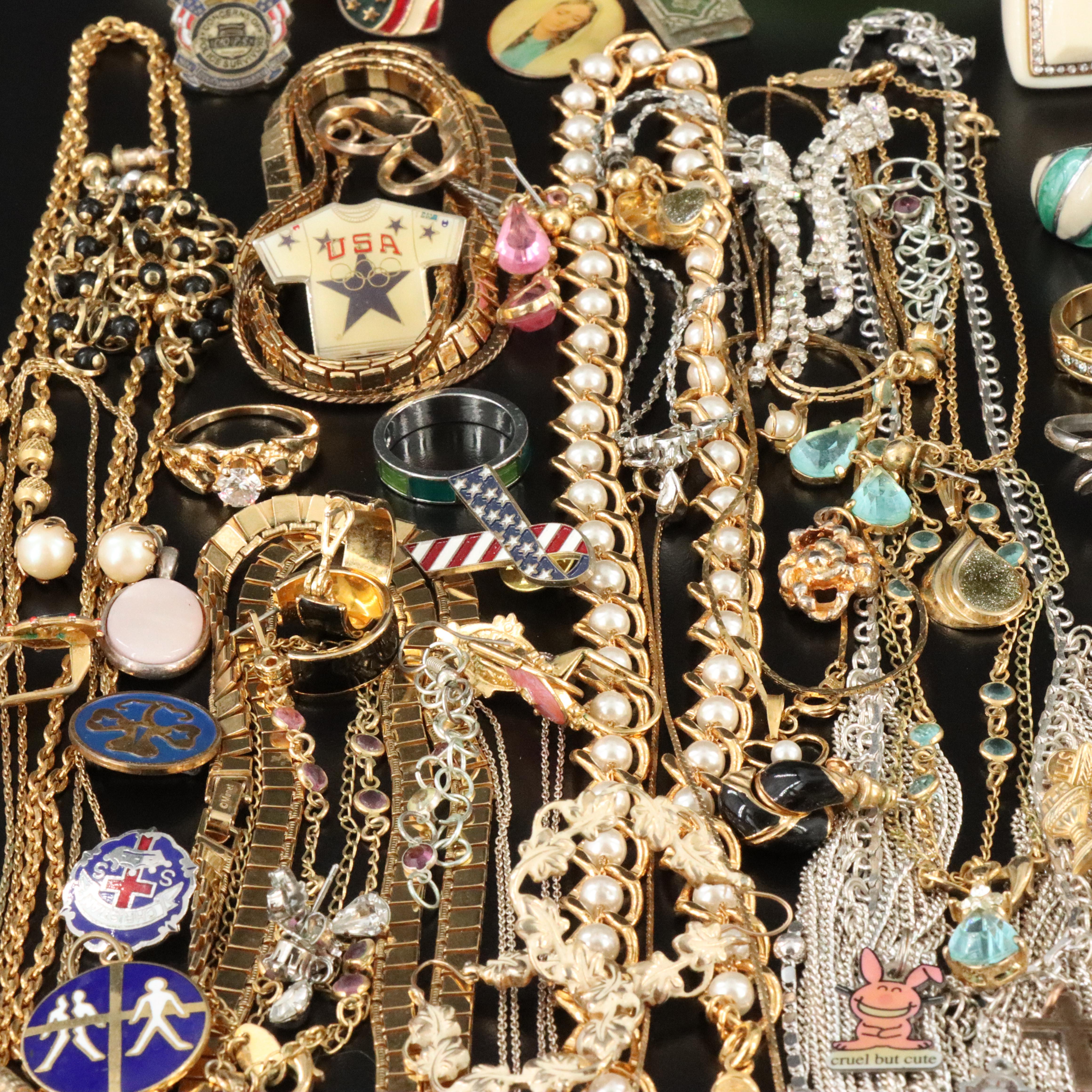 Spinel, Agate and Trifari Featured in Vintage Jewelry Collection