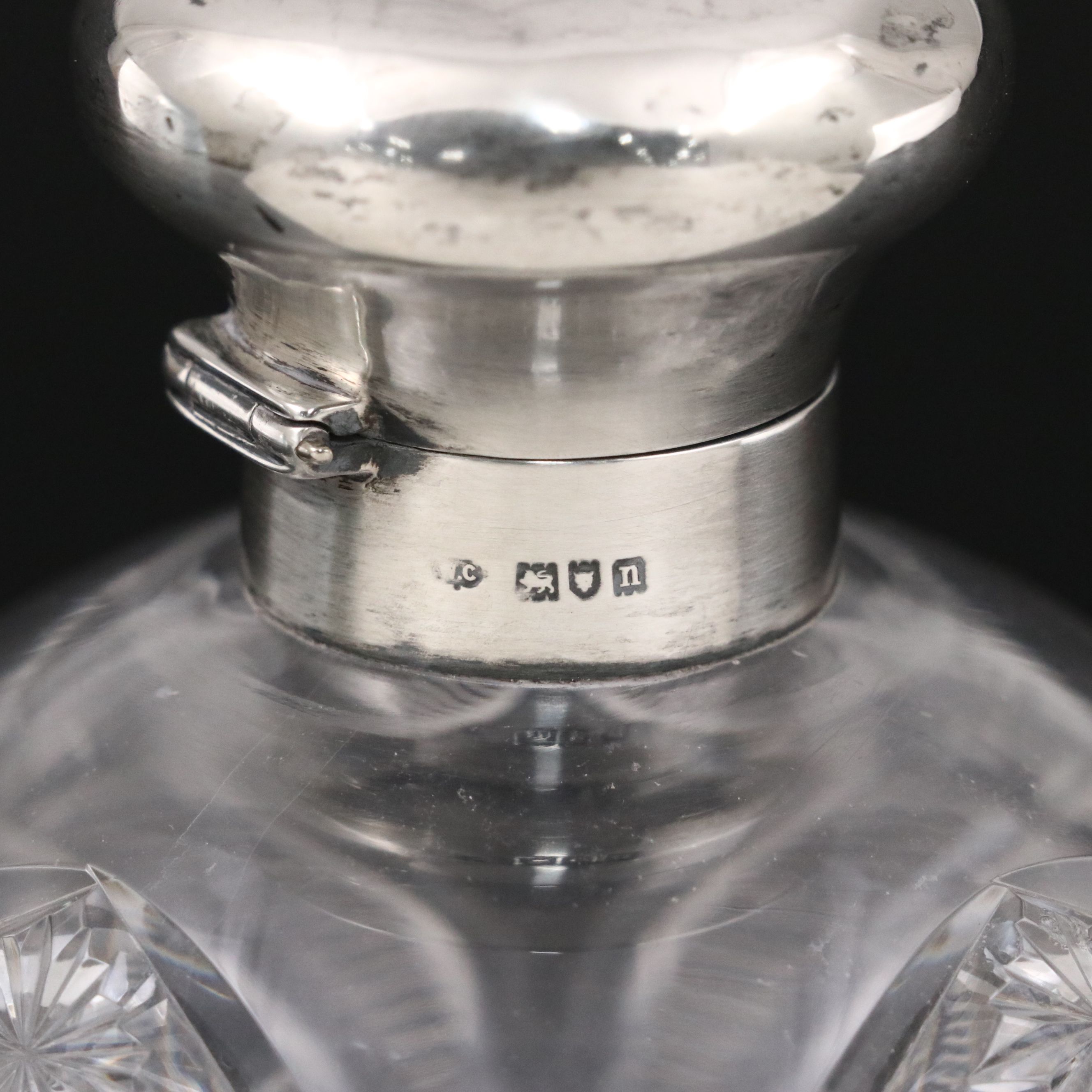 English William Comyns Sterling Silver and Cut Glass Scent Bottle, 1908