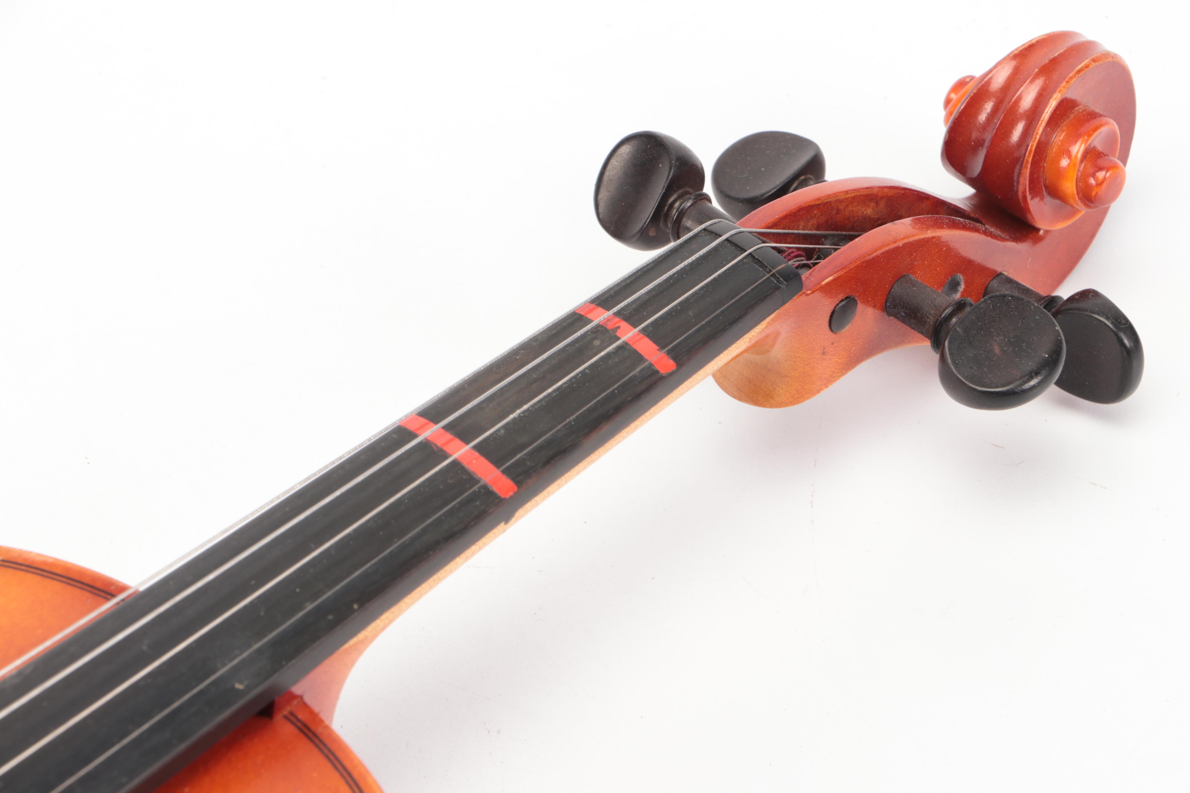 Suzuki 3/4 Violin with Dark Brown Tolex Travel Case