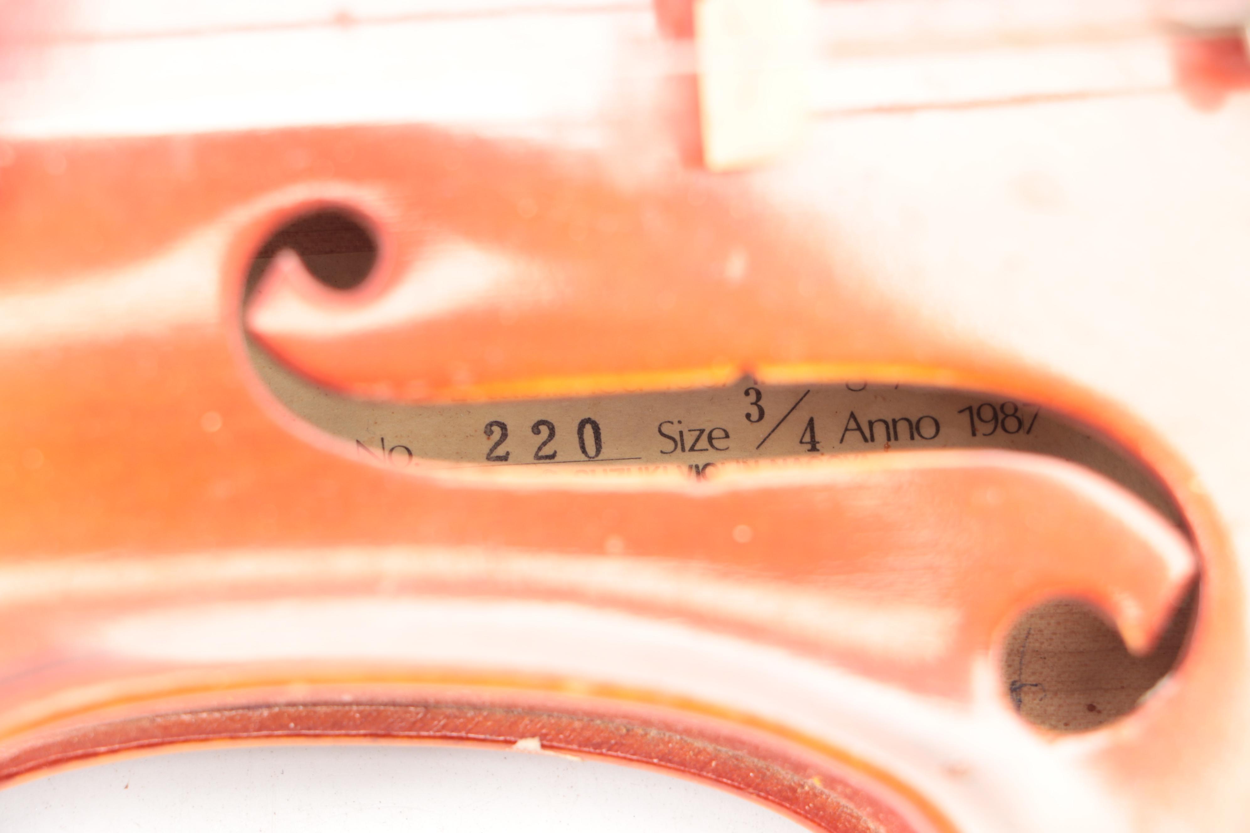 Suzuki 3/4 Violin with Dark Brown Tolex Travel Case