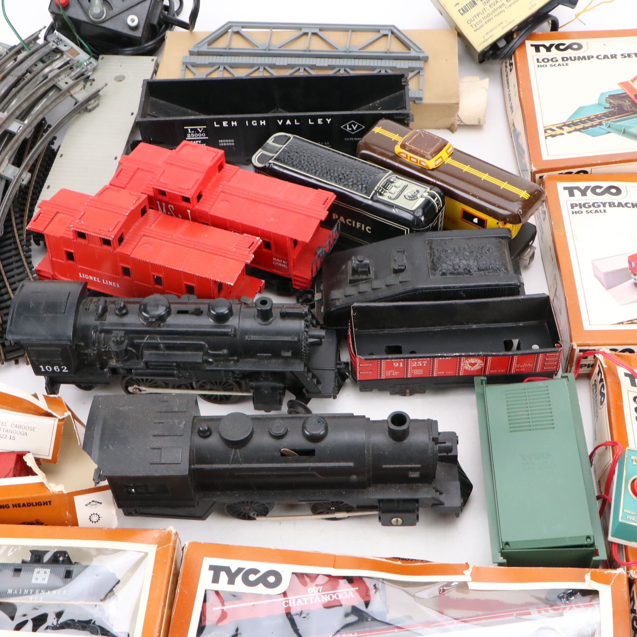 Tyco HO Scale Train Sets with Lionel Steam Locomotive and More Model Trains
