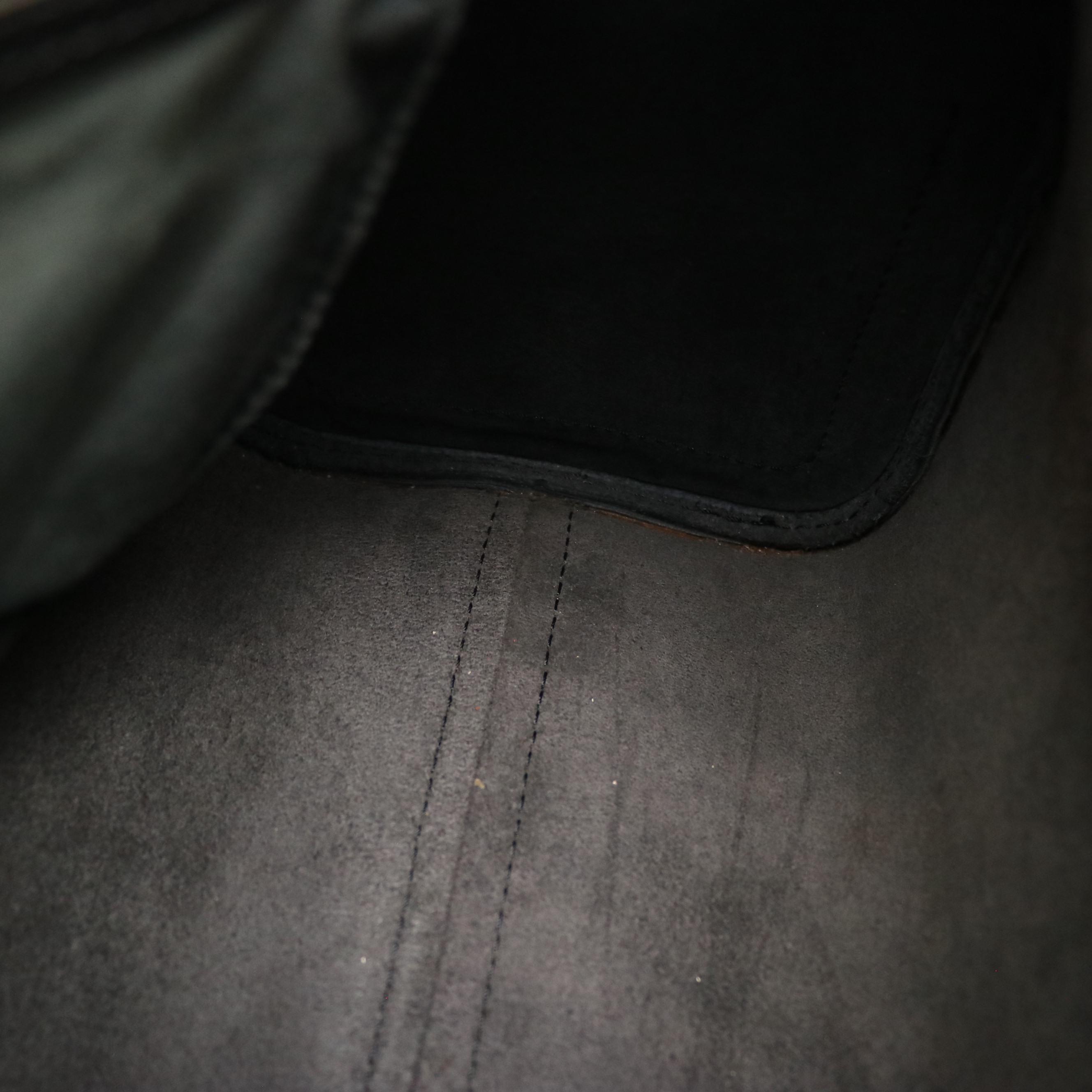 Louis Vuitton Speedy 25 Handbag in Black Epi Leather