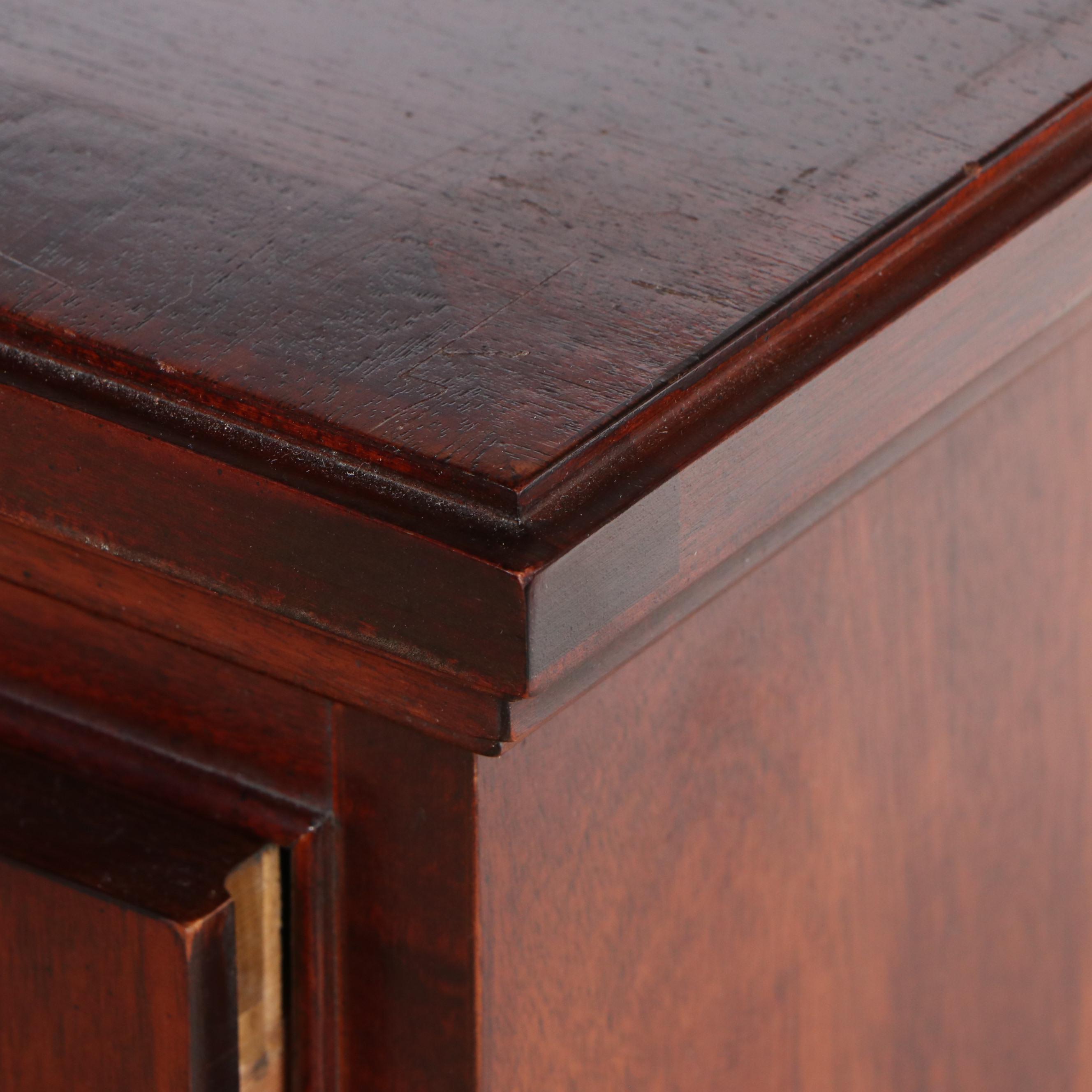 Thomasville Georgian Style Mahogany China Cabinet, Late 20th Century