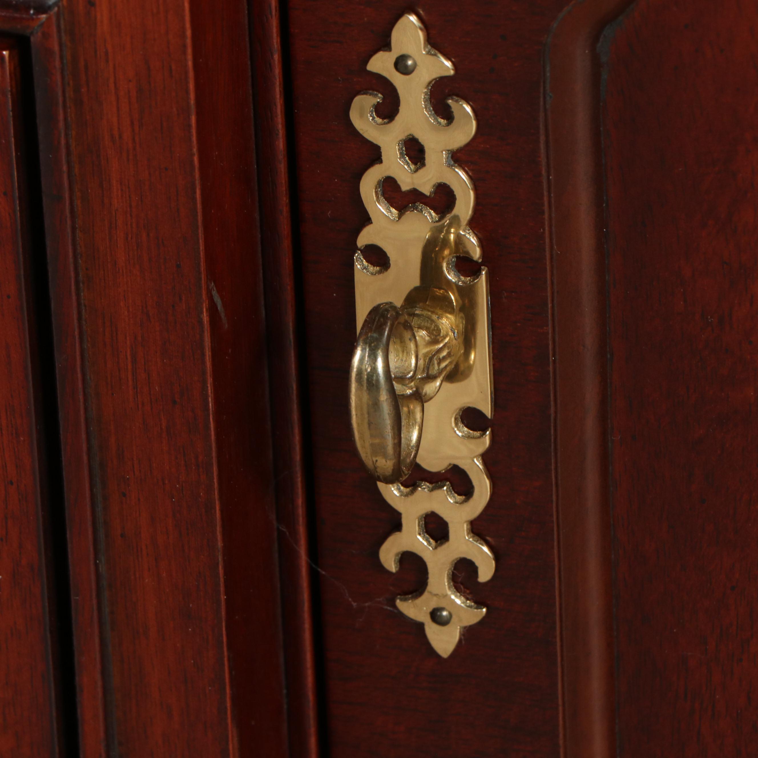Thomasville Georgian Style Mahogany China Cabinet, Late 20th Century