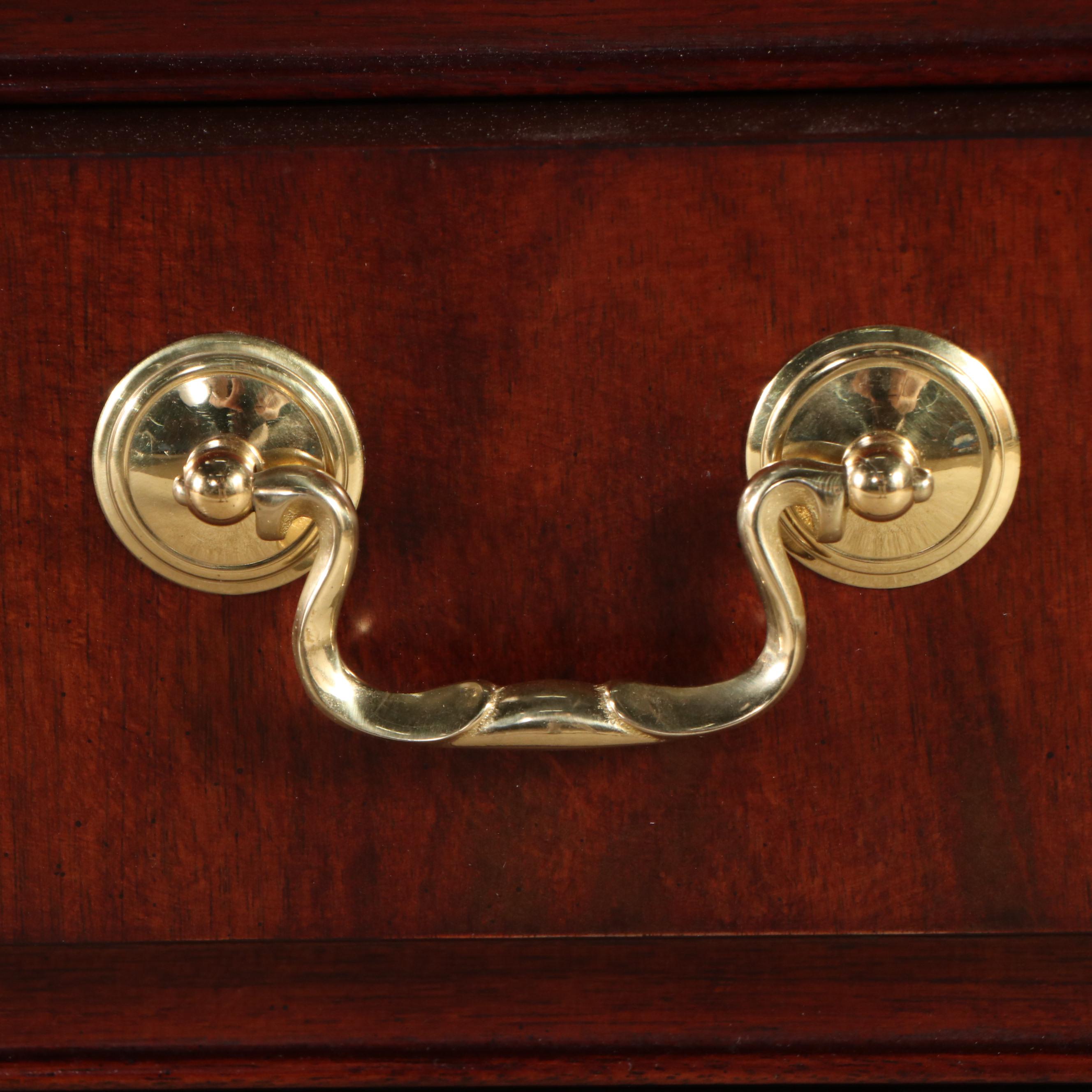 Thomasville Georgian Style Mahogany China Cabinet, Late 20th Century