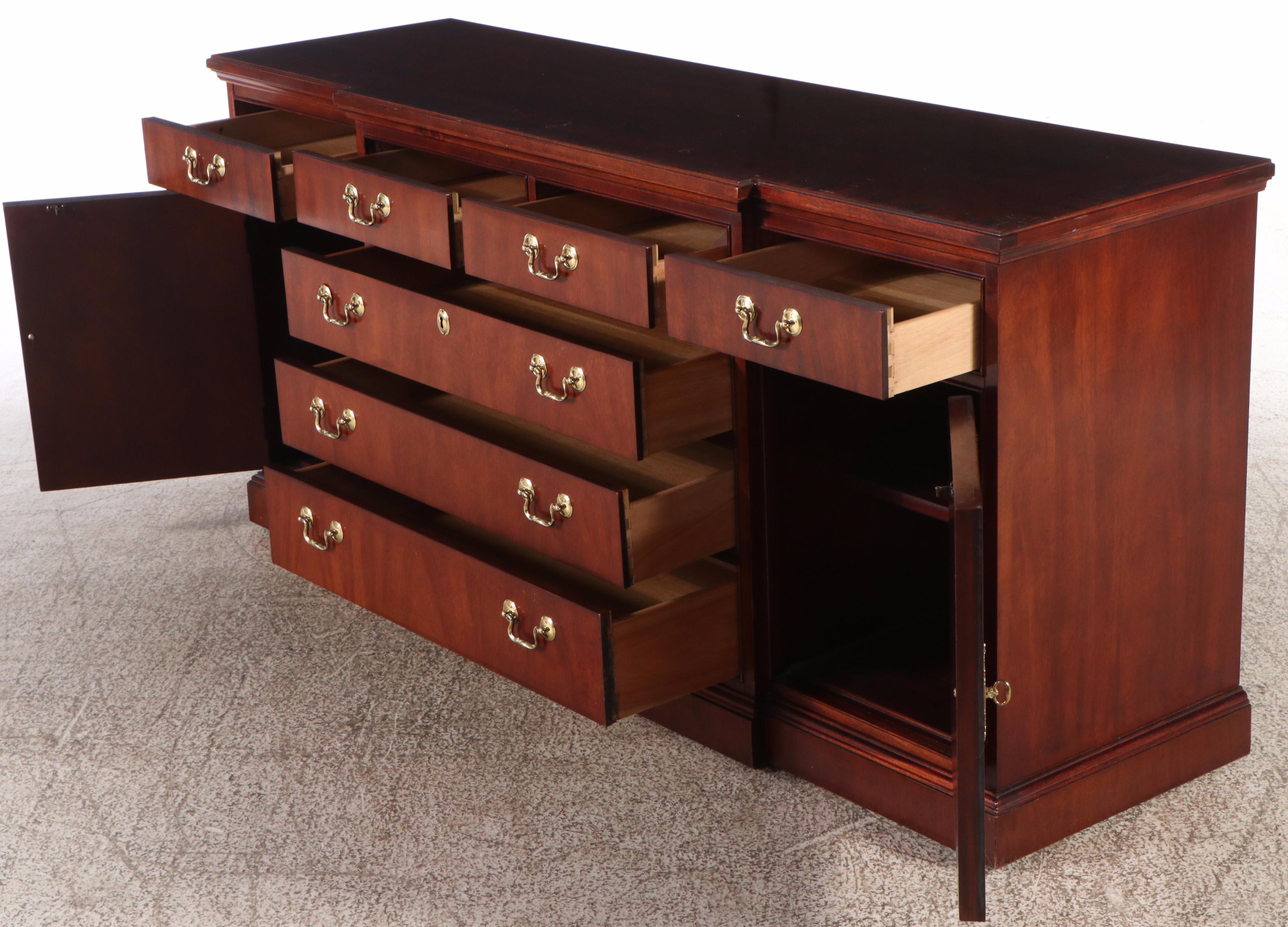 Thomasville Georgian Style Mahogany China Cabinet, Late 20th Century