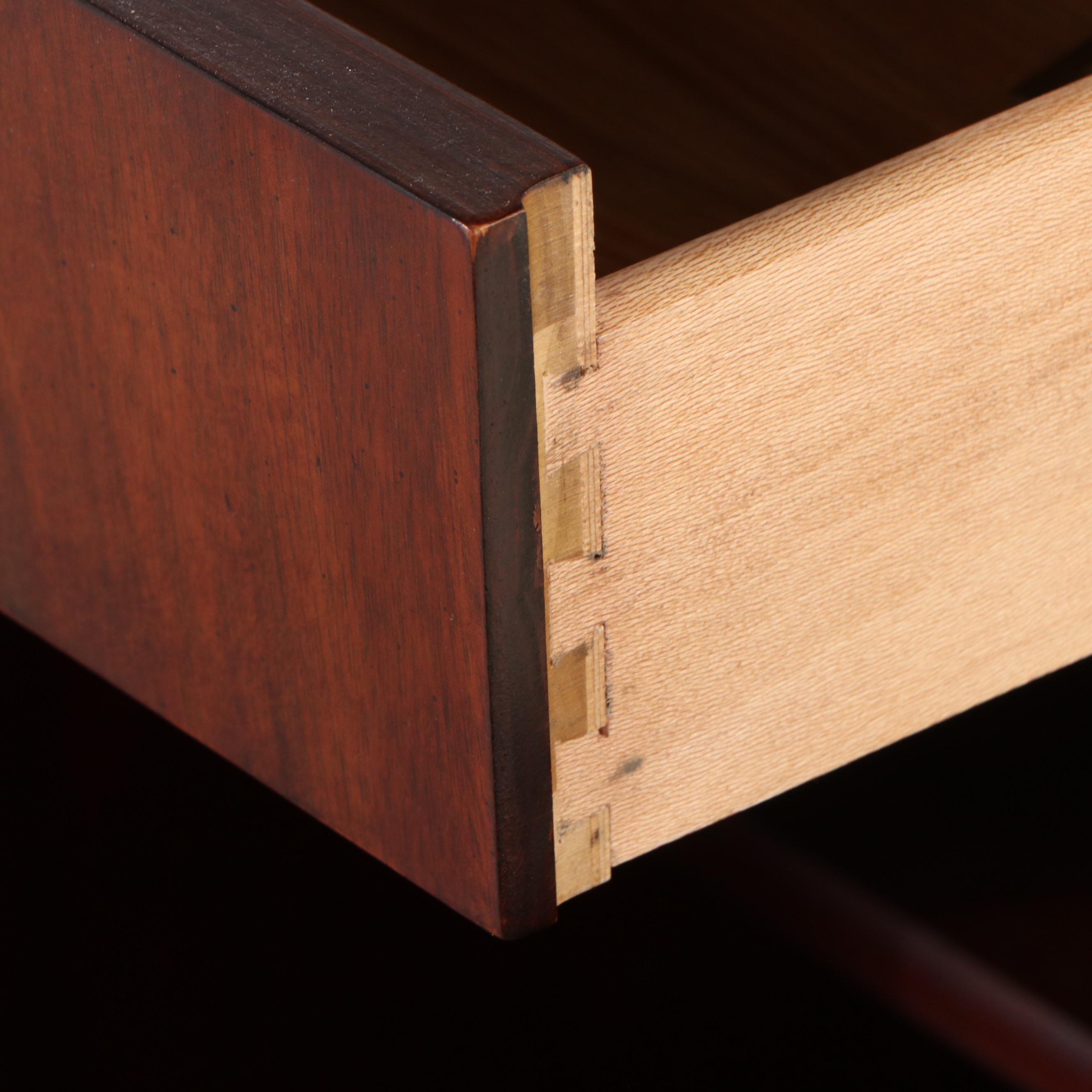 Thomasville Georgian Style Mahogany China Cabinet, Late 20th Century