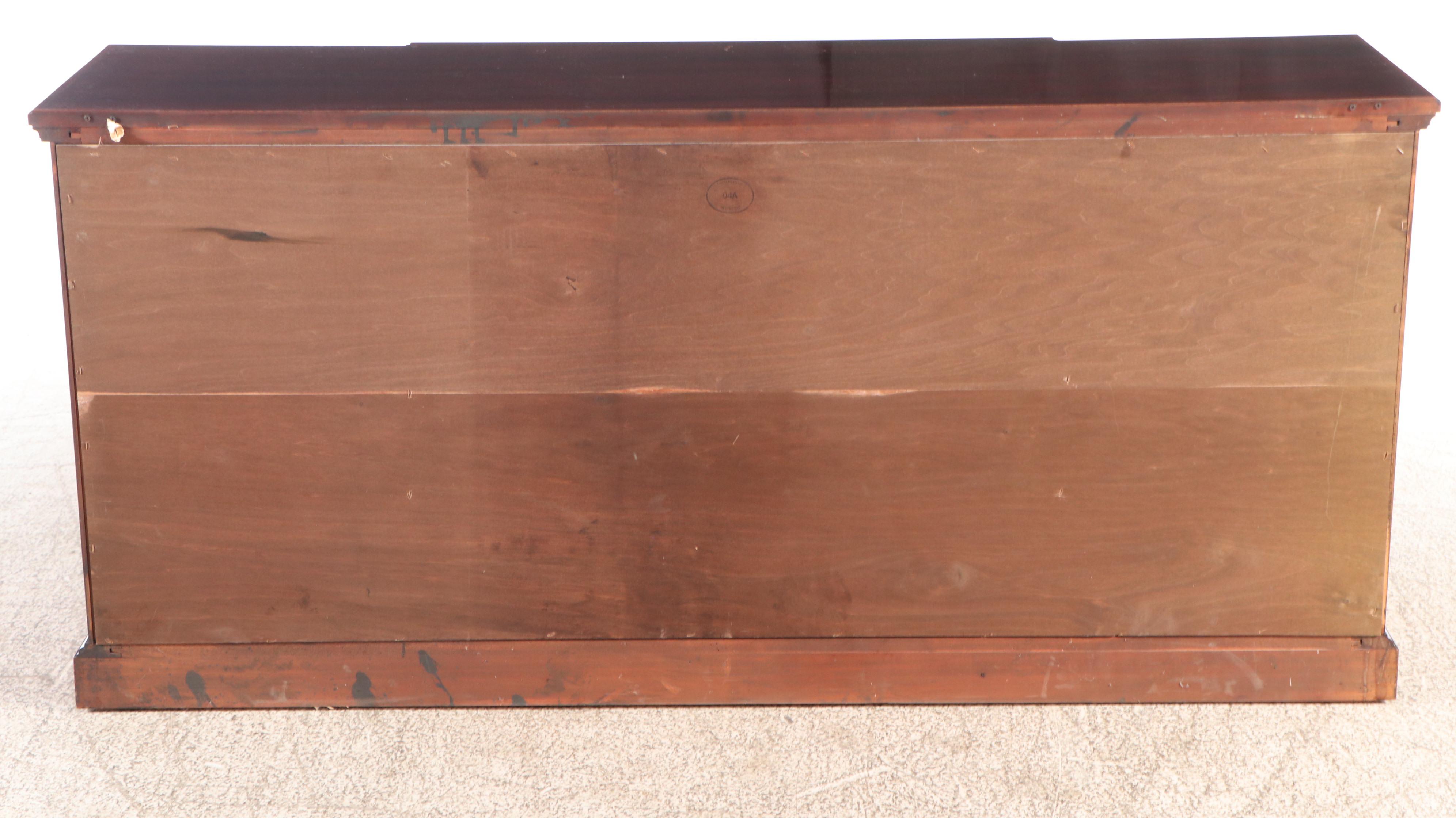 Thomasville Georgian Style Mahogany China Cabinet, Late 20th Century