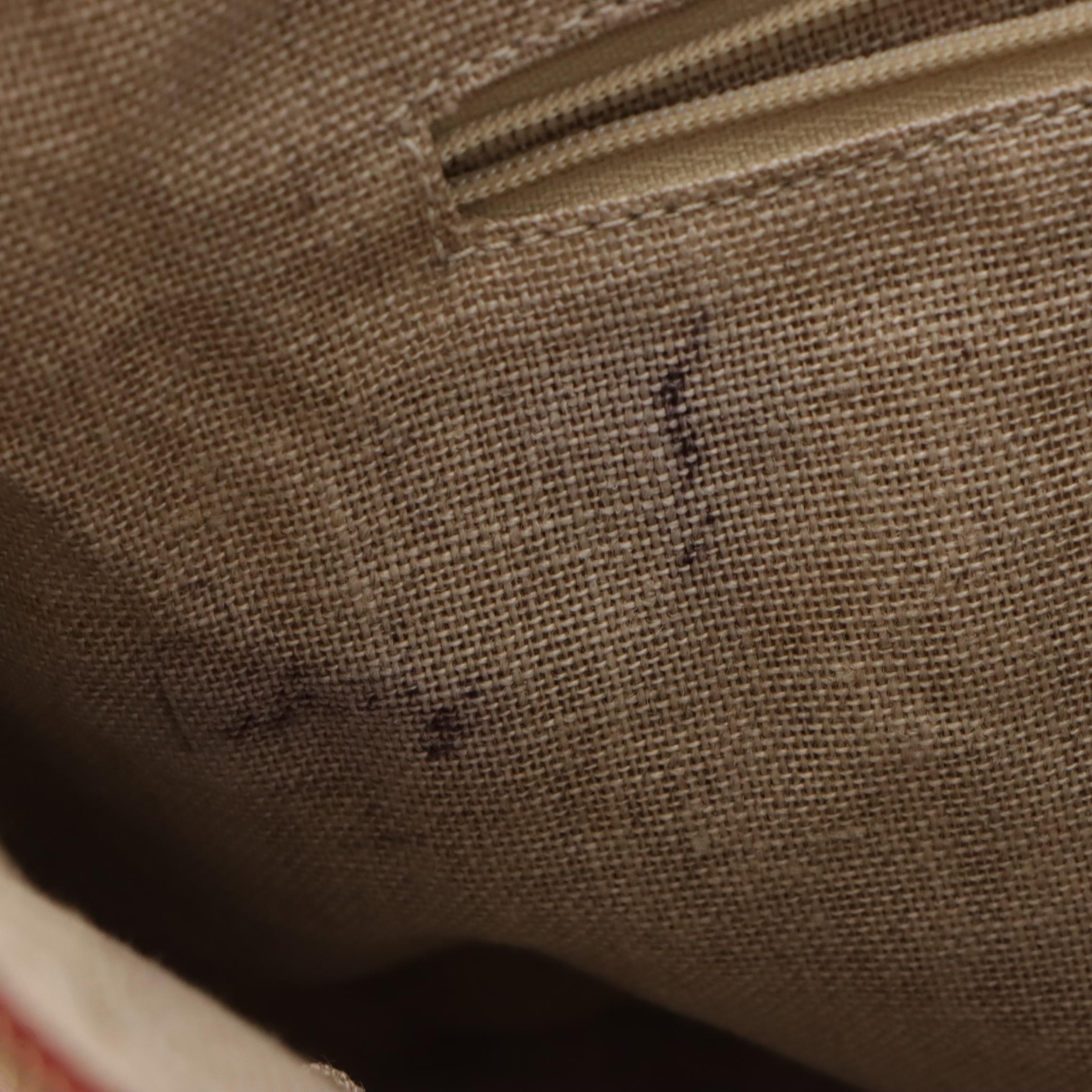 Gucci Zippered Soho Hobo Bag in Red Grained Calfskin Leather