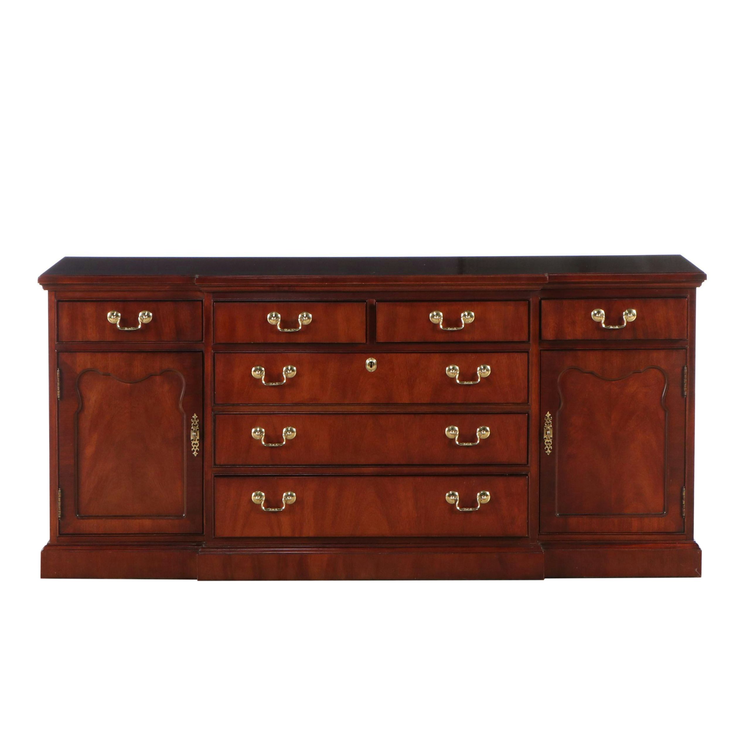 Thomasville Georgian Style Mahogany China Cabinet, Late 20th Century