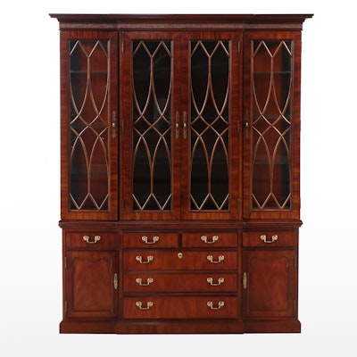 Thomasville Georgian Style Mahogany China Cabinet, Late 20th Century Thomasville Georgian Style Mahogany China Cabinet, Late 20th Century