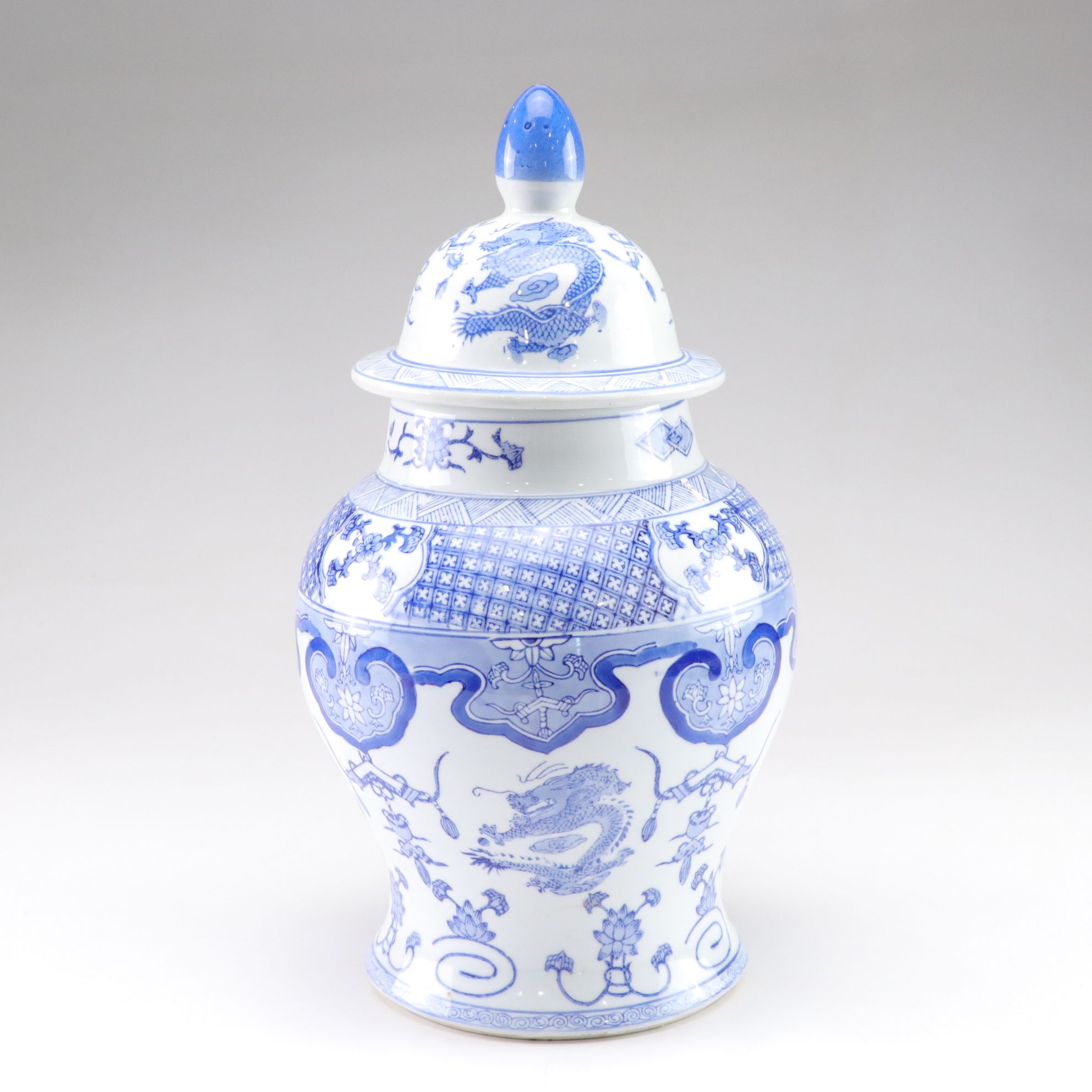 Chinese Porcelain Blue and White Dragon Motif on Ginger Jar