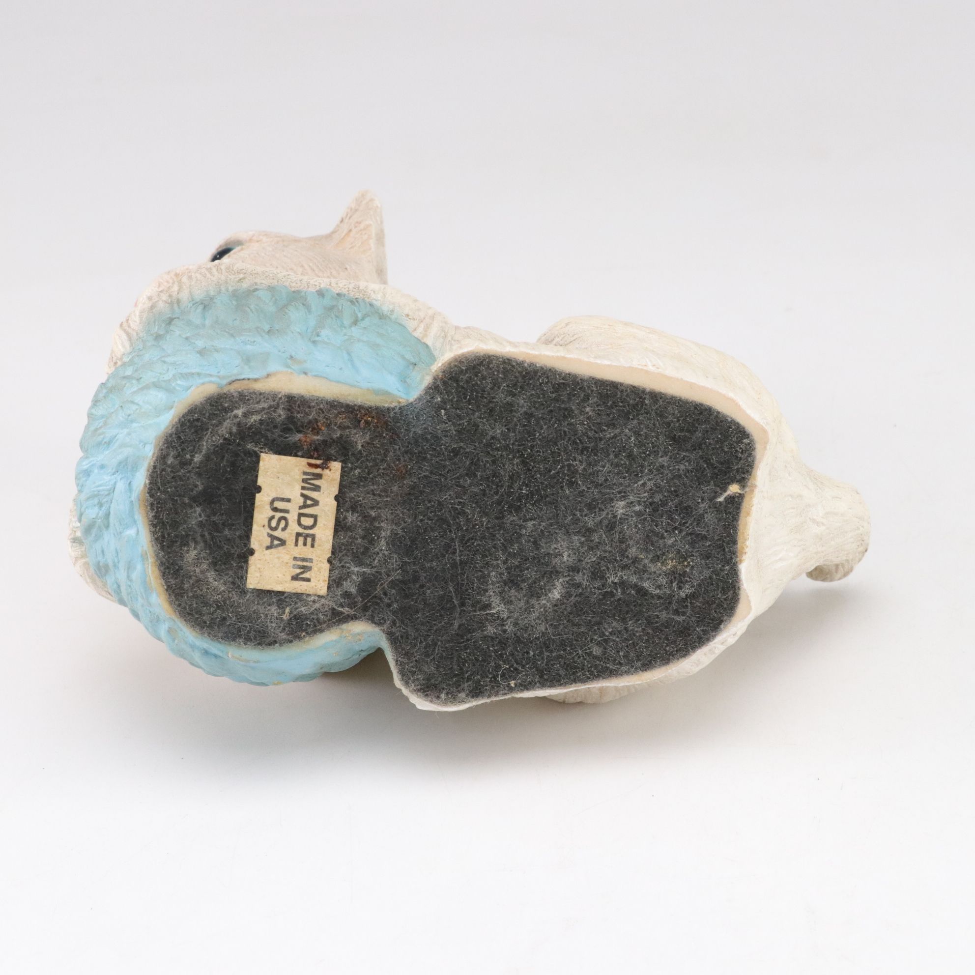 Universal Statuary "White Kitten with Yarn" with Puppies in Composite Figurines