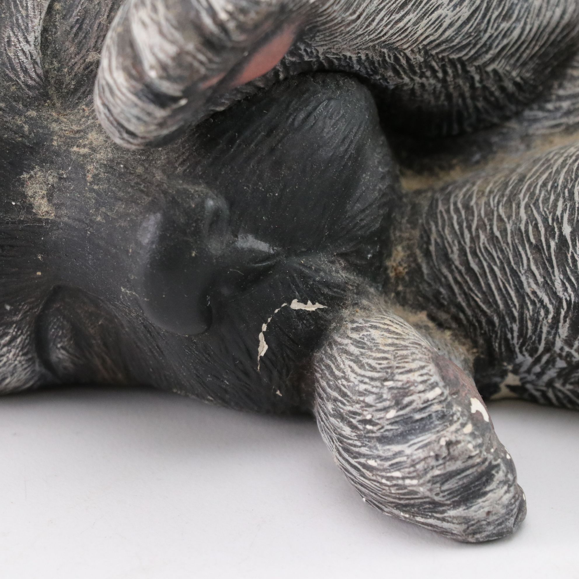 Universal Statuary "White Kitten with Yarn" with Puppies in Composite Figurines