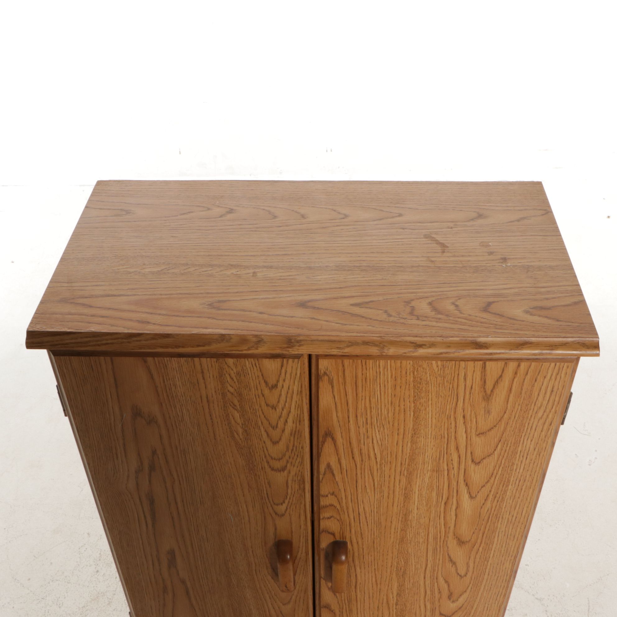 Oak Grain Finished Cabinet