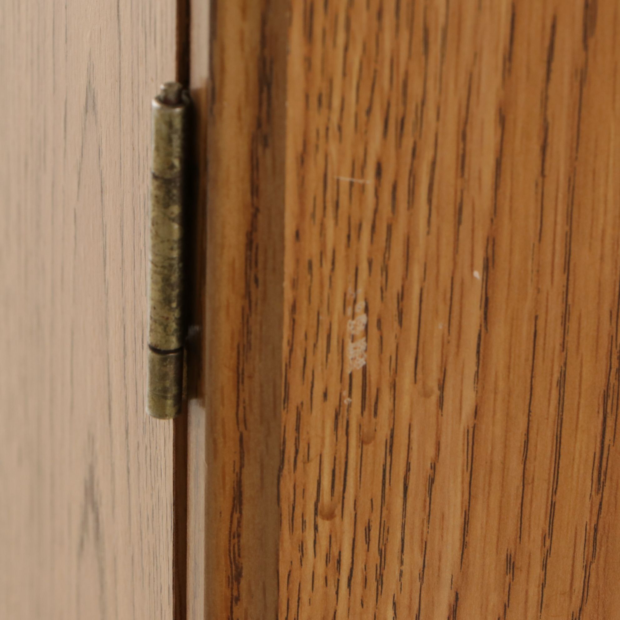 Oak Grain Finished Cabinet