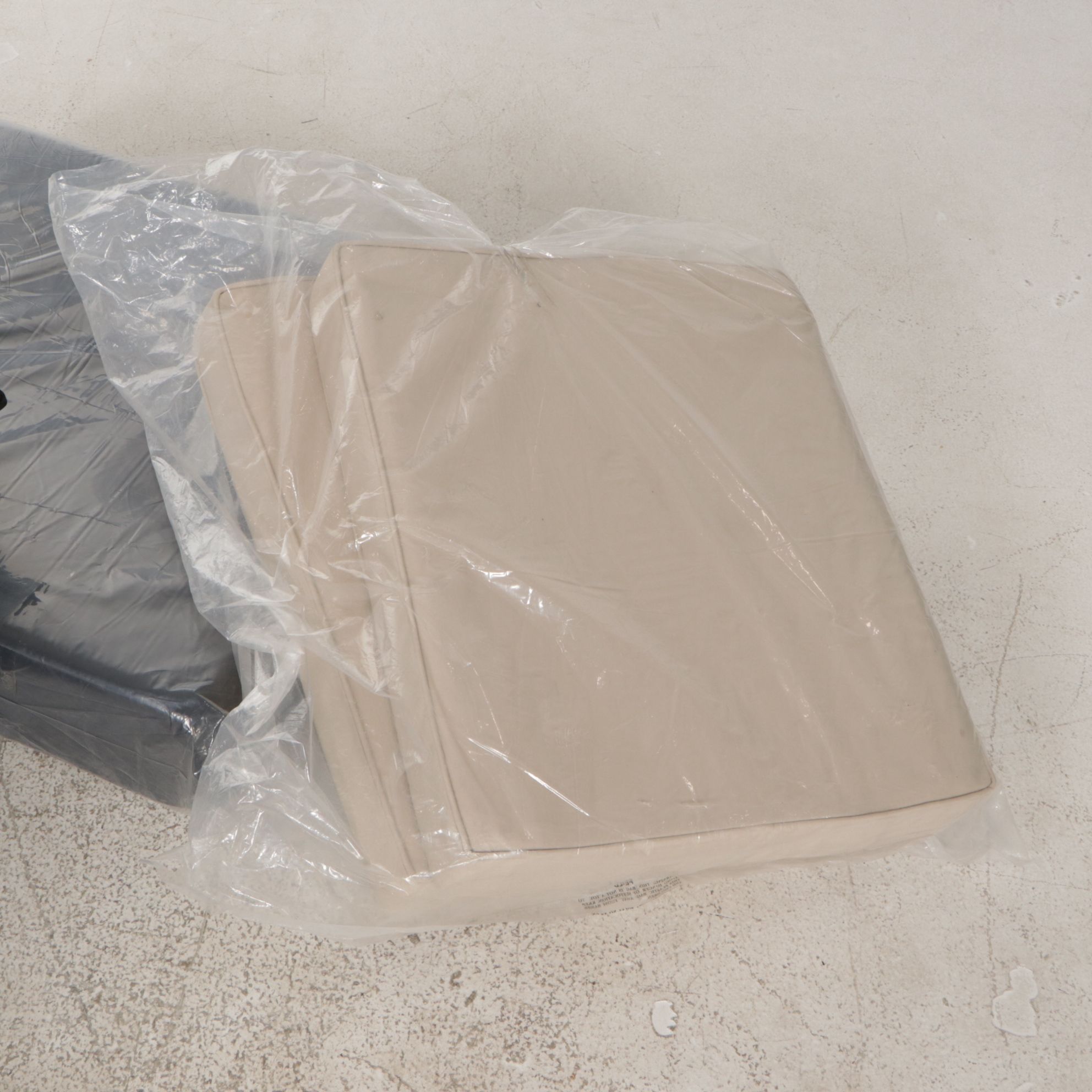 Favoyard Beige Outdoor Seat Cushions with Black Cushion and Throw Pillow