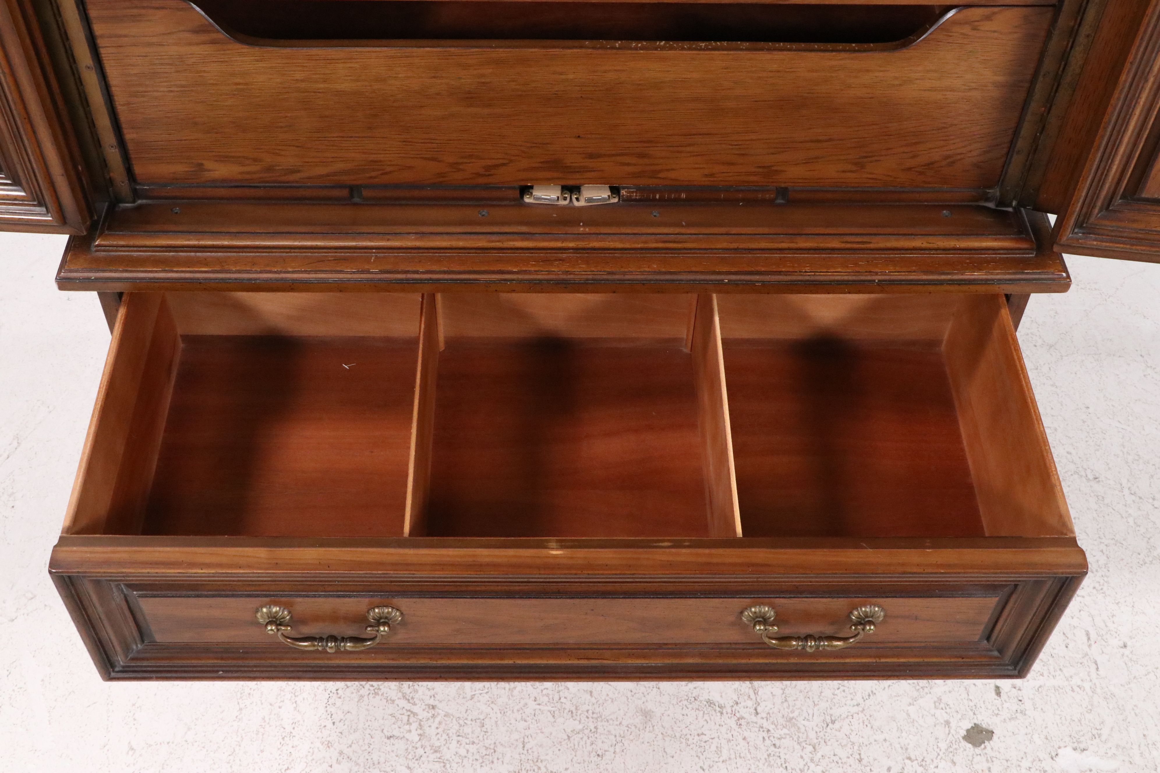 Henredon Walnut Chest of Drawers, Late 20th century