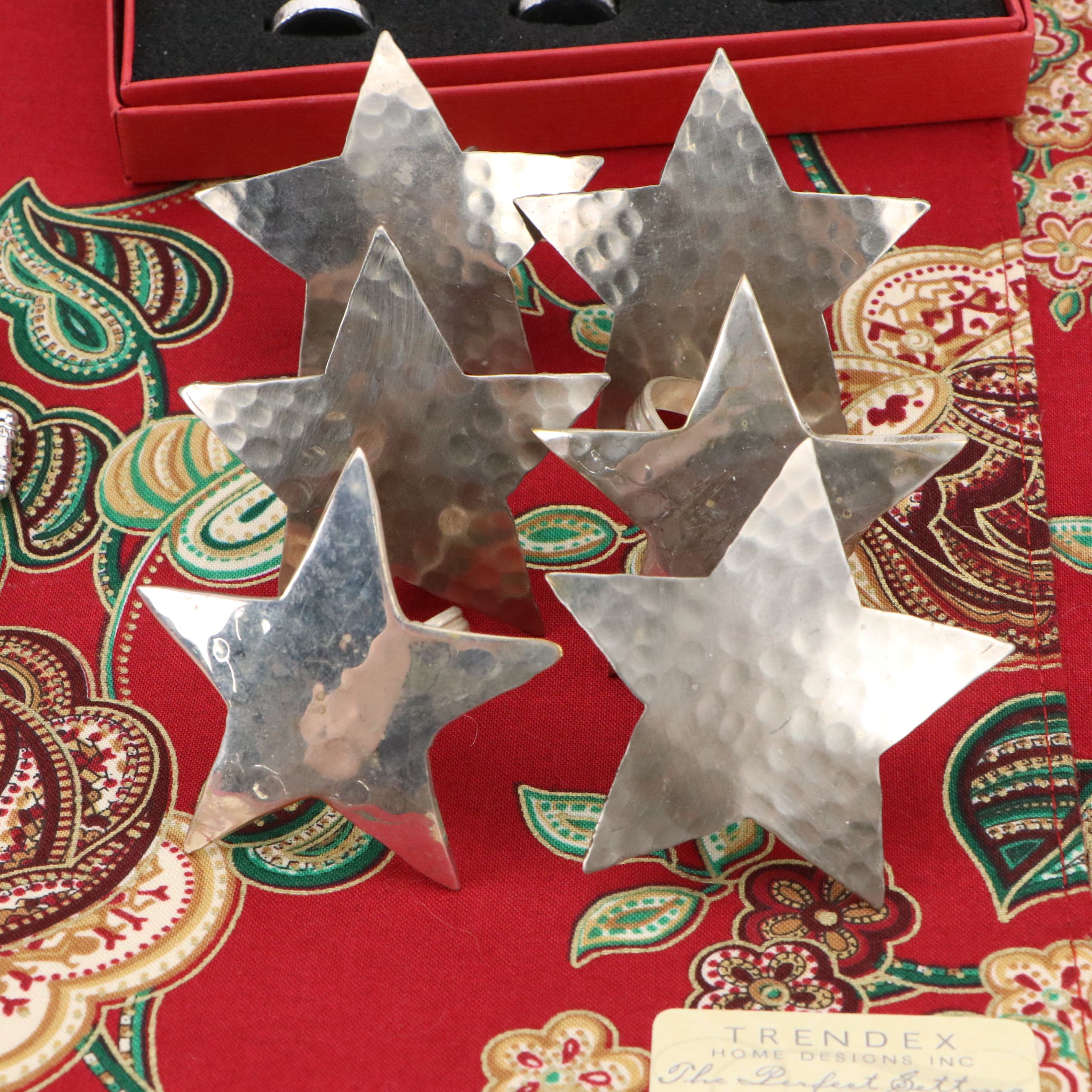 Embellished Christmas Table Linens with Other Table Accessories