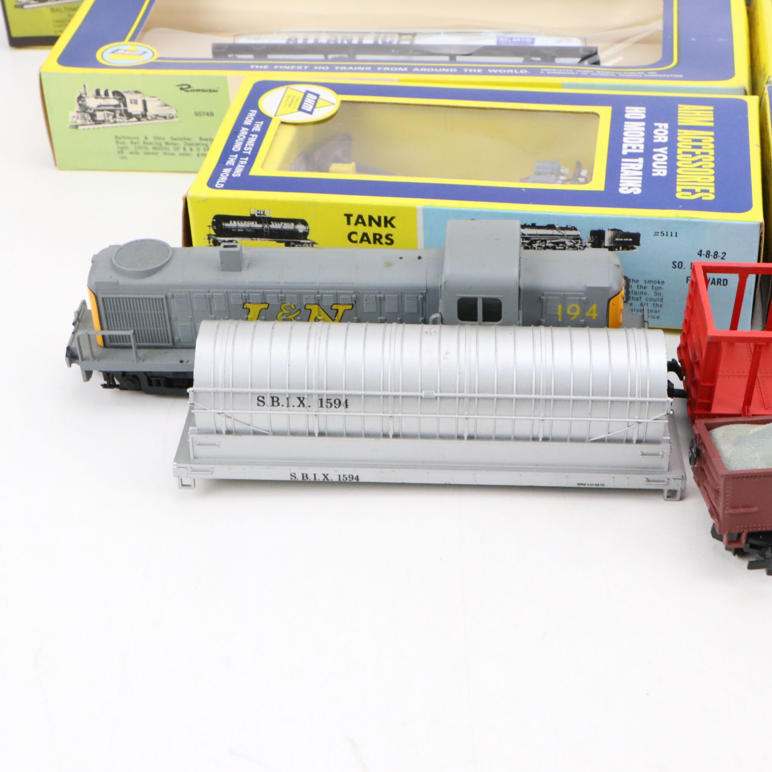 AHM Santa Fe HO Scale Locomotive with Boxcars and Model Train Accessories