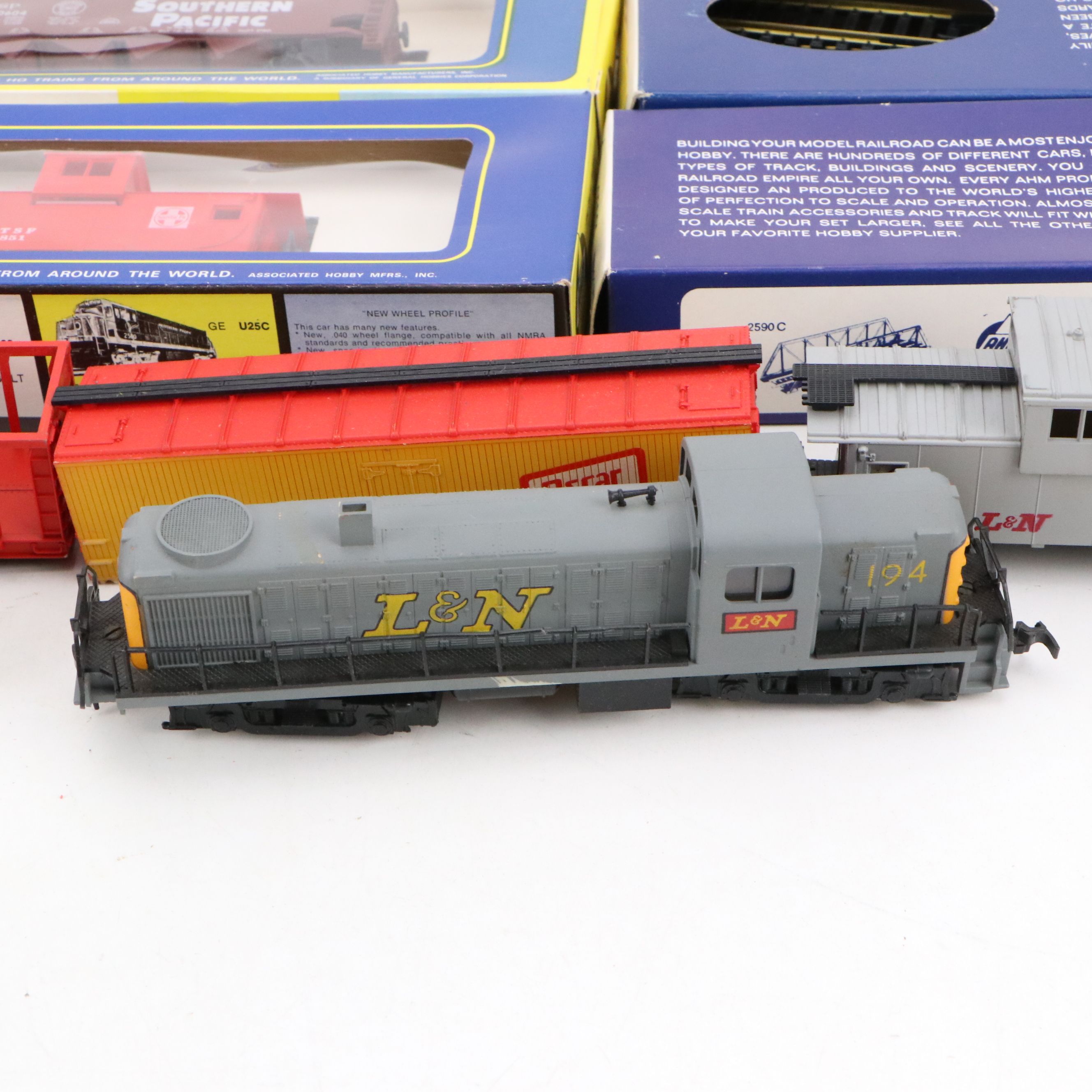 AHM Santa Fe HO Scale Locomotive with Boxcars and Model Train Accessories