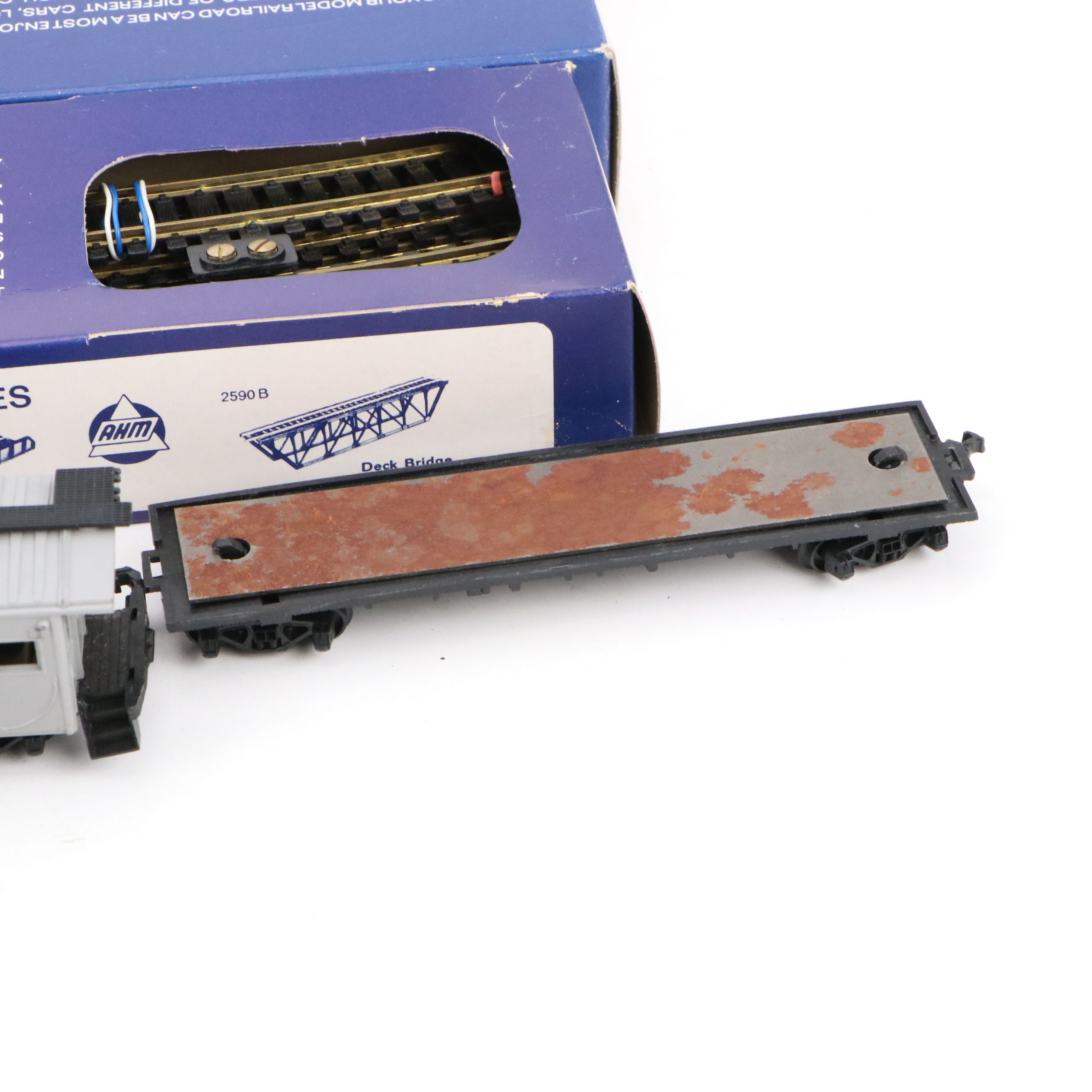 AHM Santa Fe HO Scale Locomotive with Boxcars and Model Train Accessories