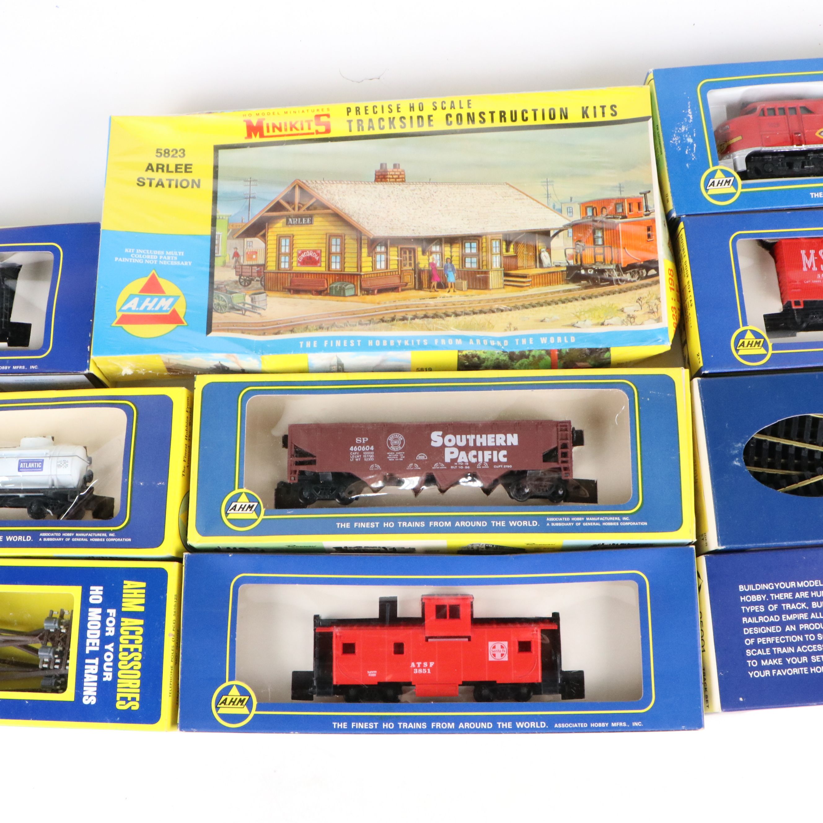 AHM Santa Fe HO Scale Locomotive with Boxcars and Model Train Accessories