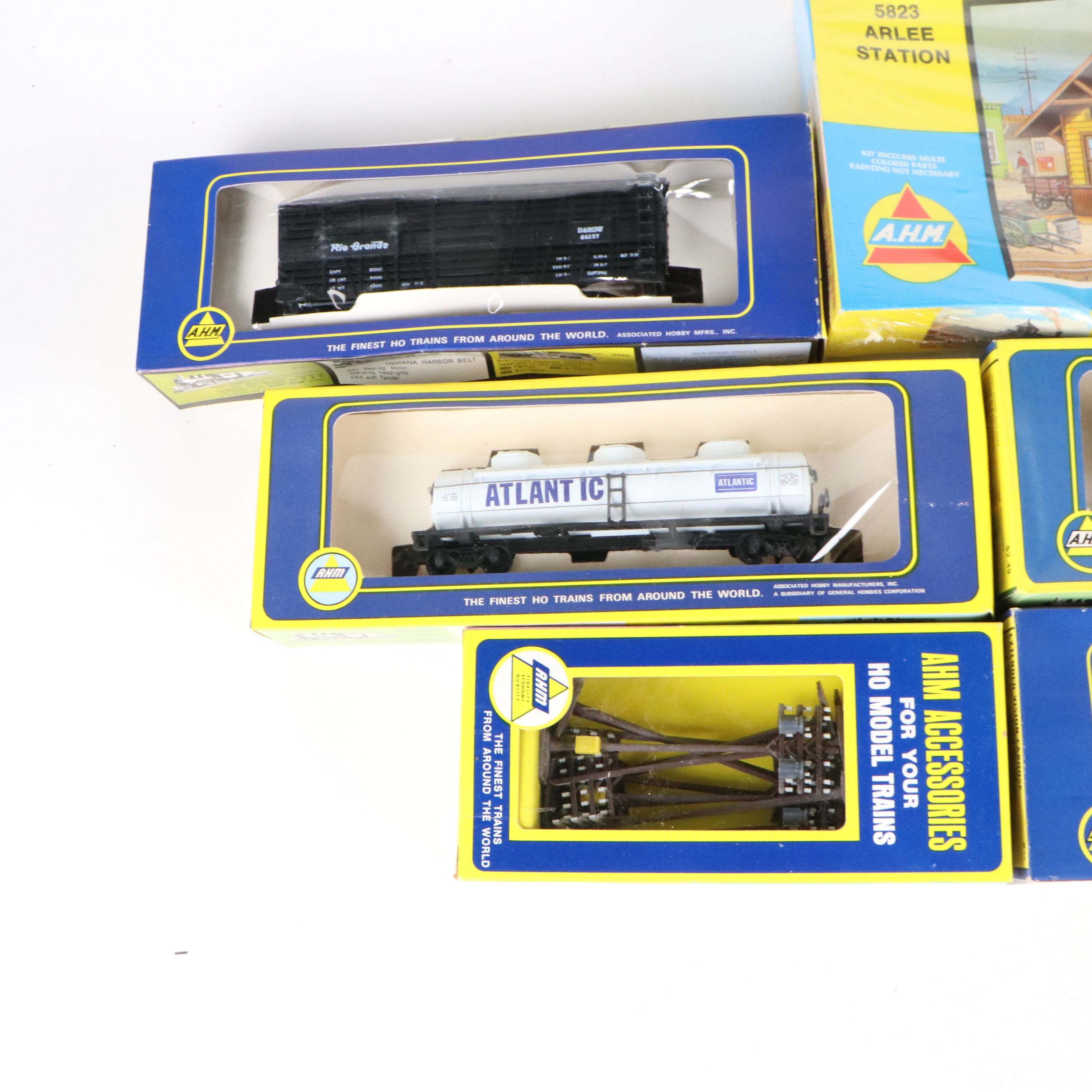 AHM Santa Fe HO Scale Locomotive with Boxcars and Model Train Accessories