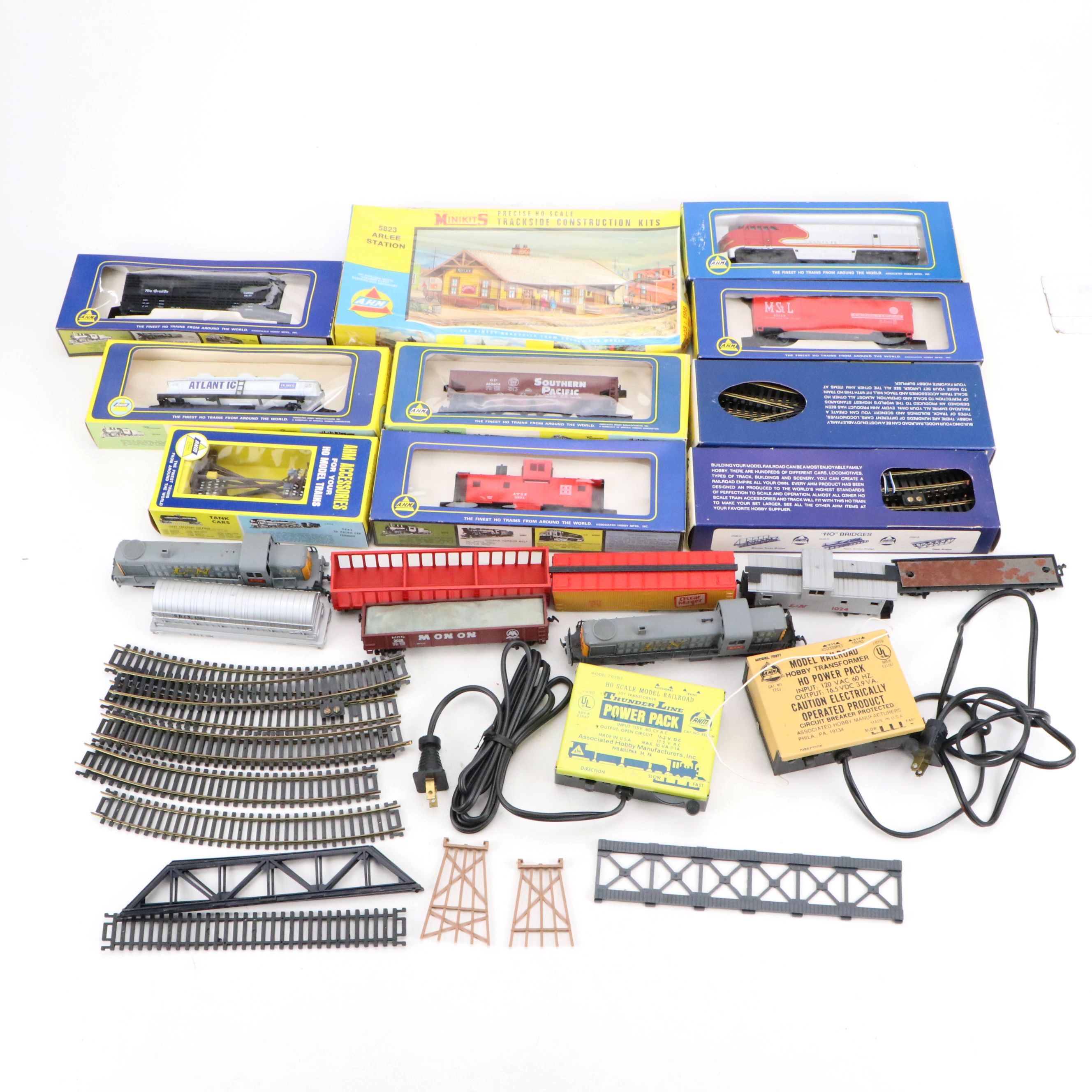 AHM Santa Fe HO Scale Locomotive with Boxcars and Model Train Accessories