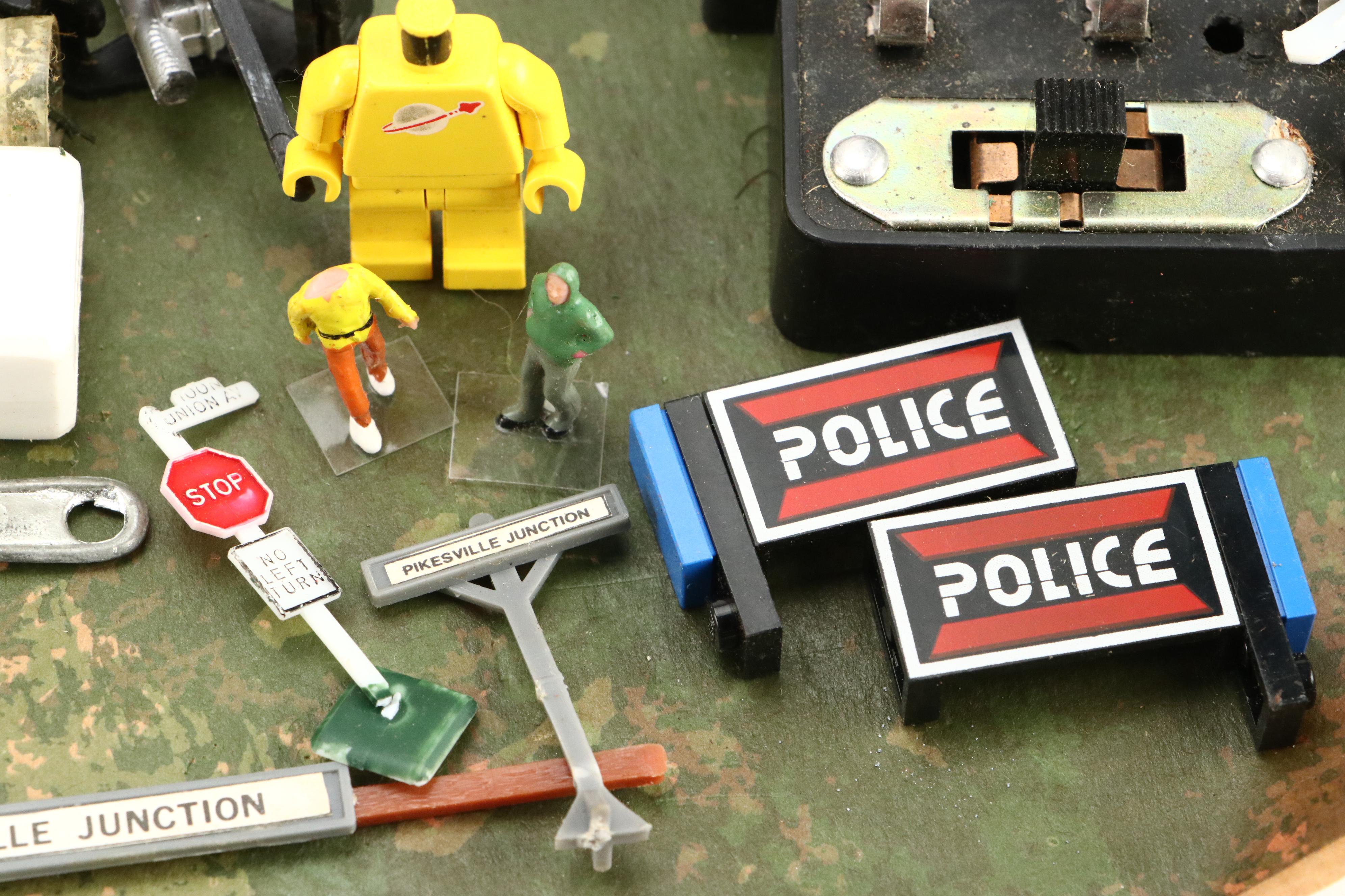 Athearn Santa Fe F7A and Other Diesel Locomotives with Boxcars and Tracks