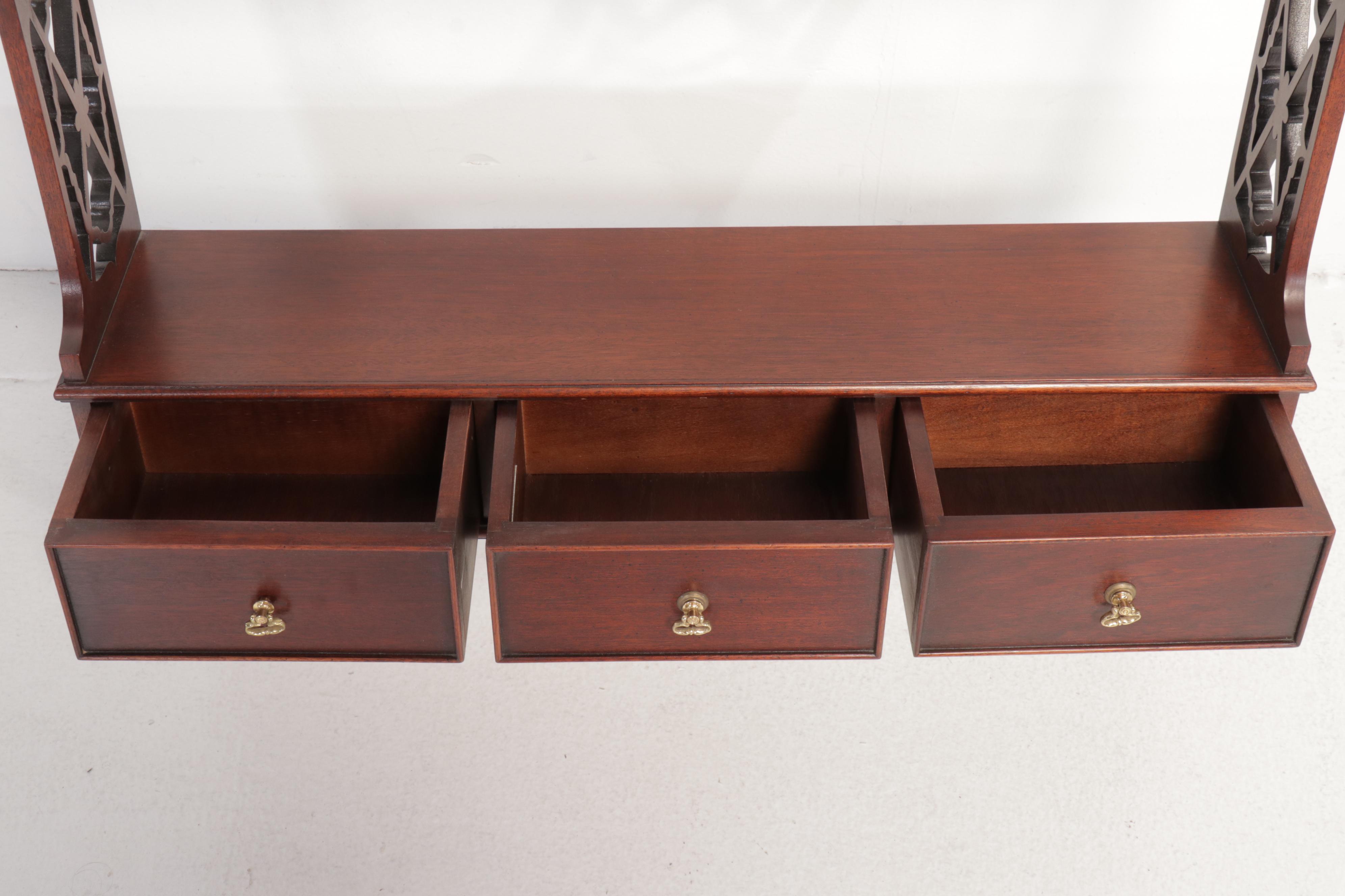 Southampton Federal Style Mahogany Hanging Wall Shelf, Late 20th Century