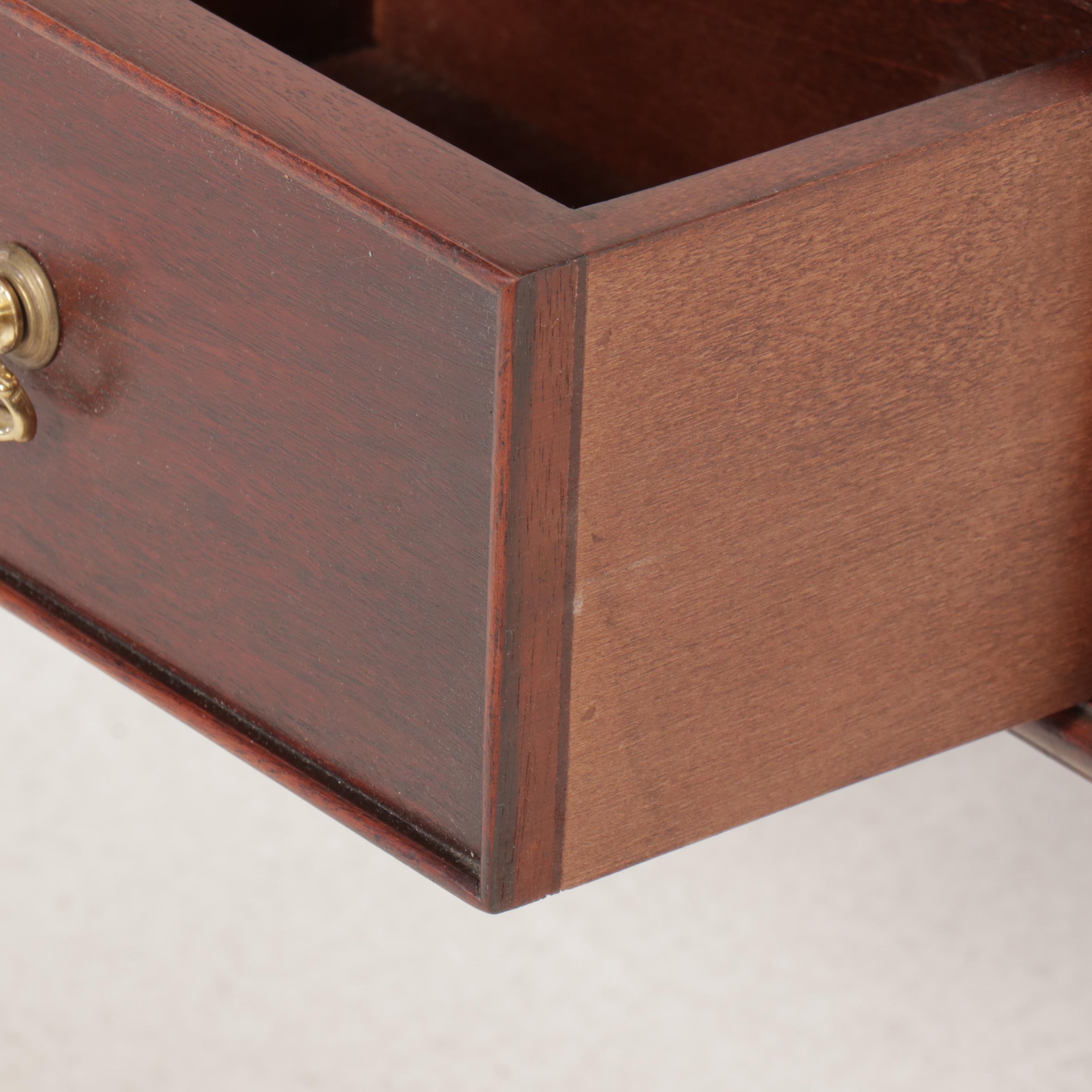 Southampton Federal Style Mahogany Hanging Wall Shelf, Late 20th Century